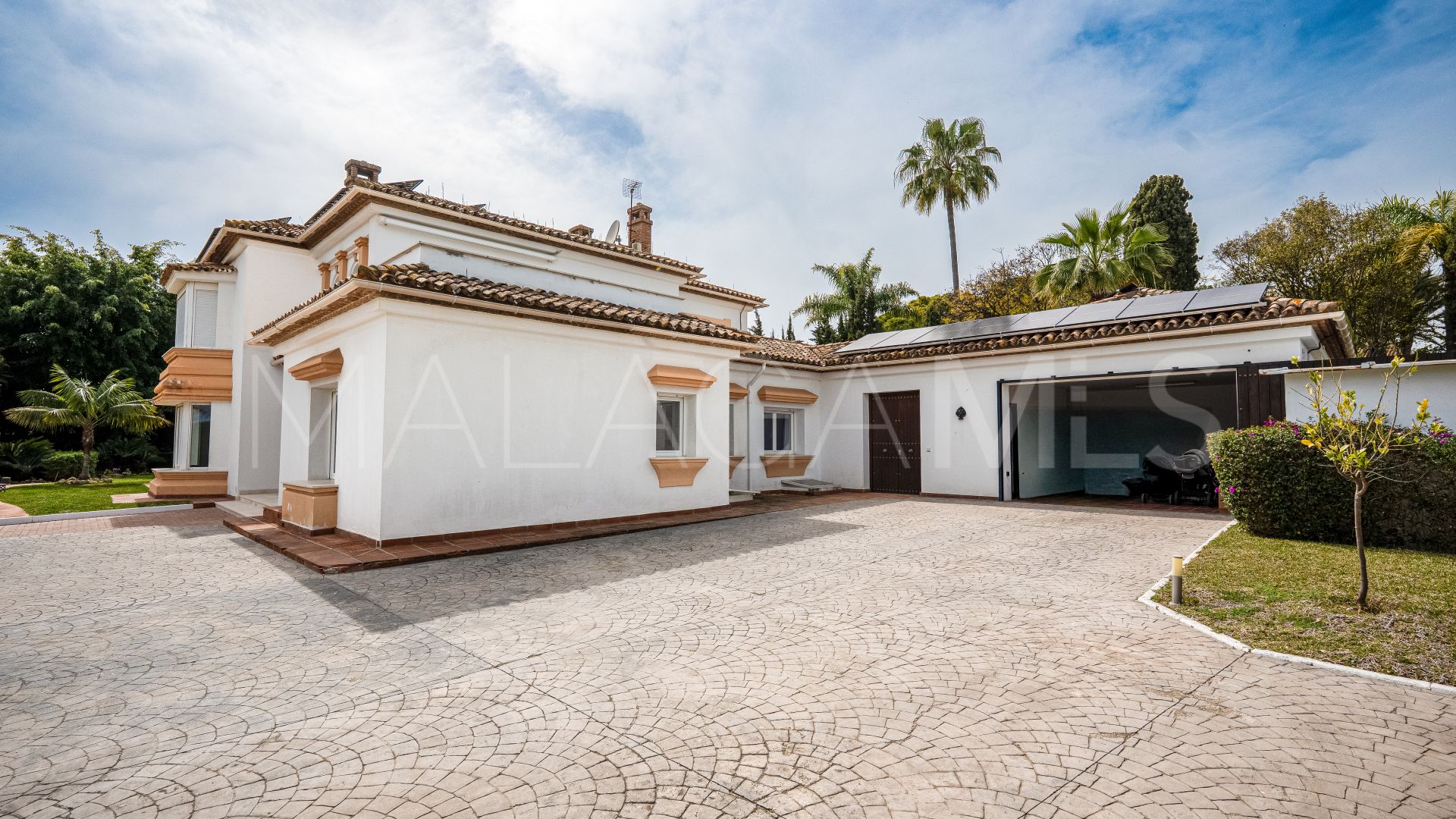 Villa for sale in Guadalmina Baja
