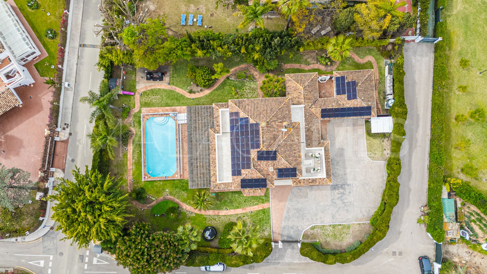 Villa for sale in Guadalmina Baja