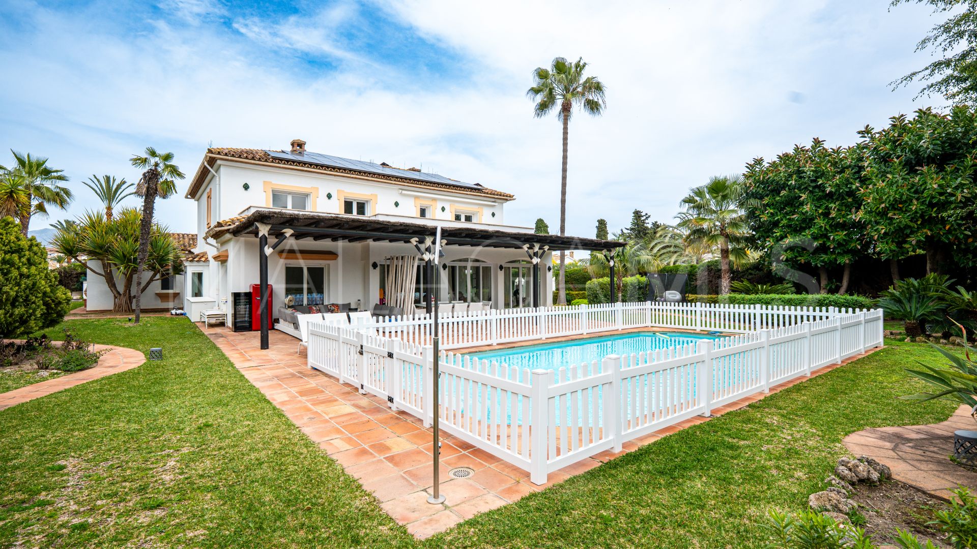 Villa for sale in Guadalmina Baja