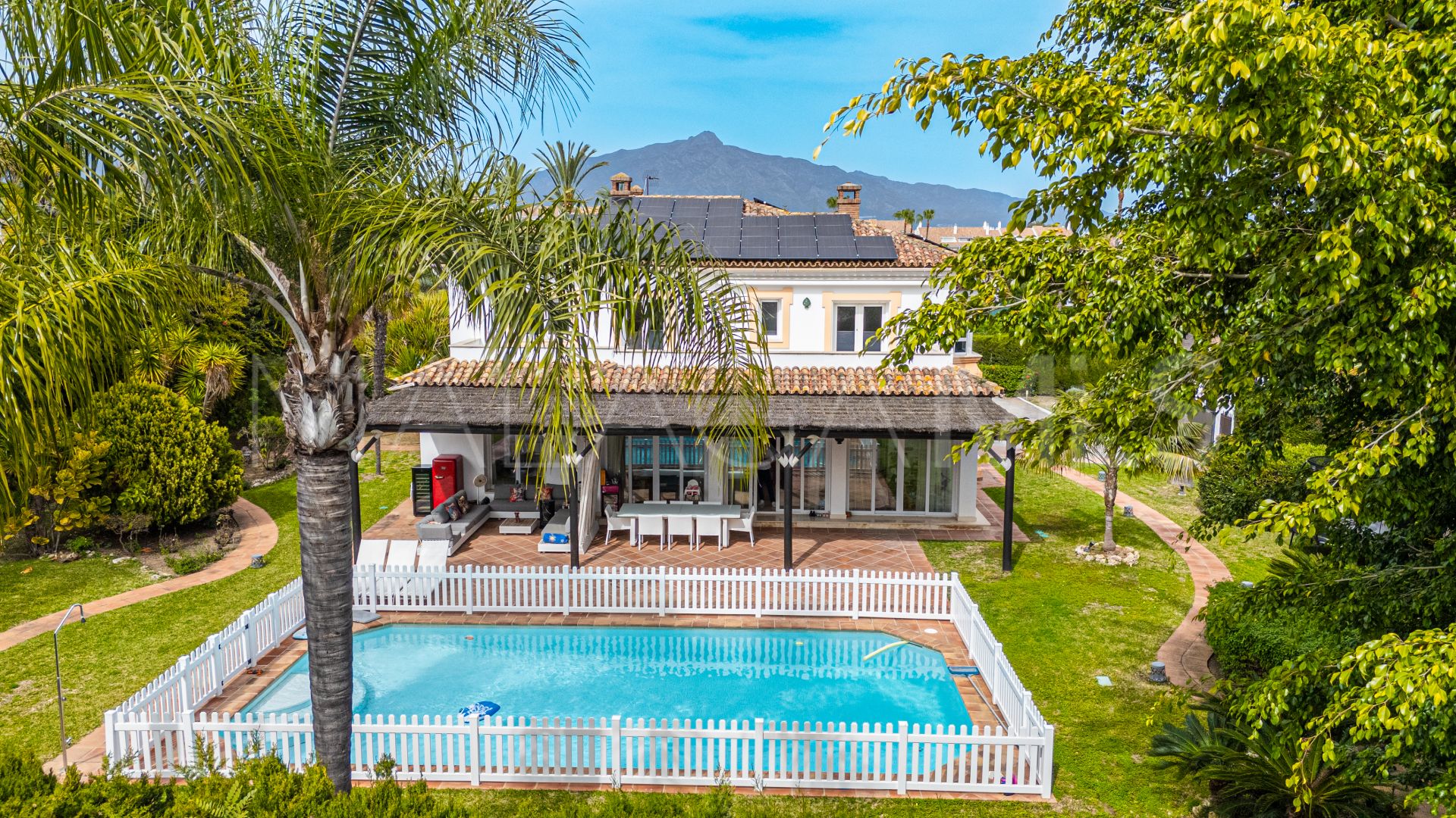 Villa for sale in Guadalmina Baja