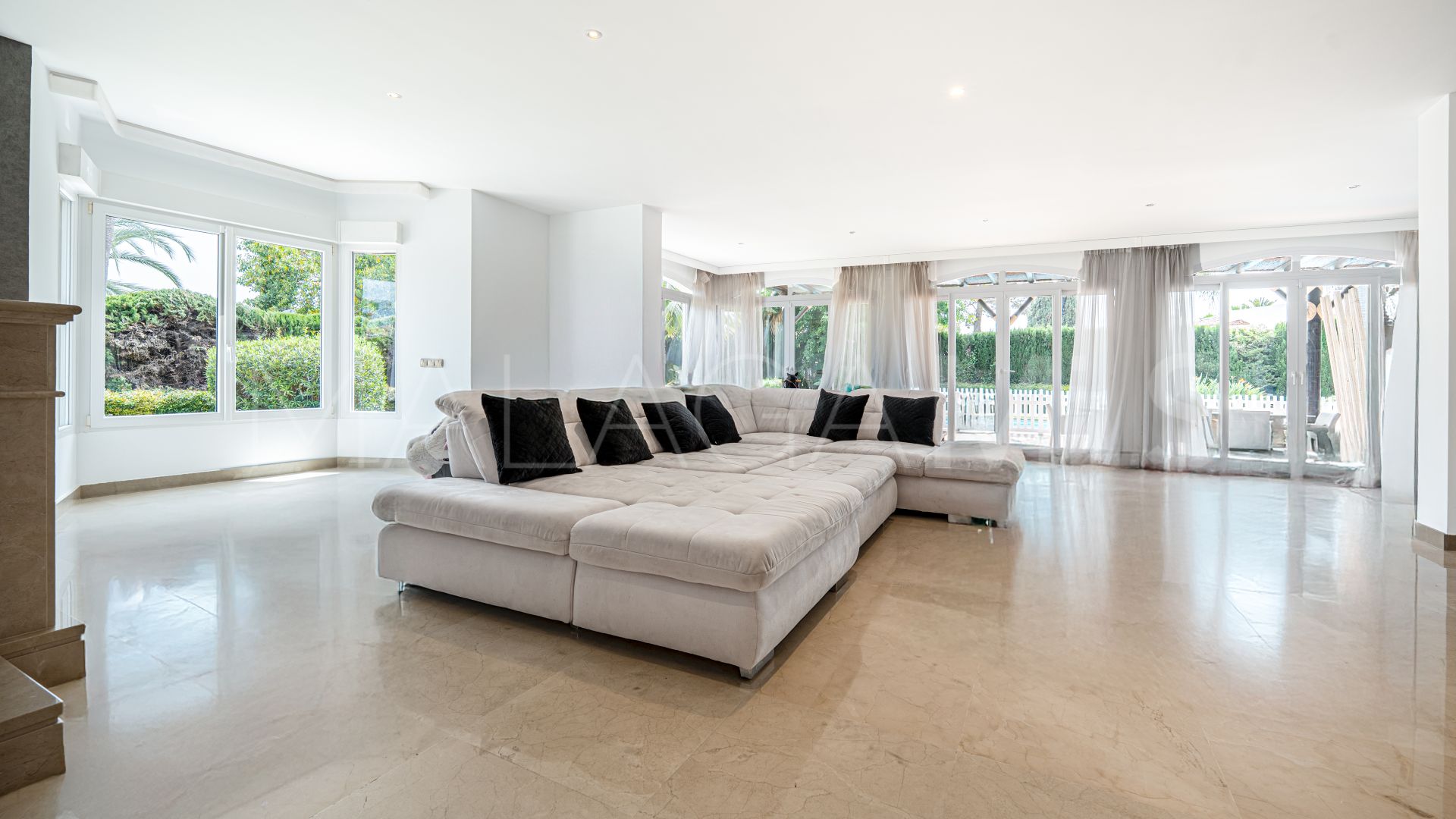 Villa for sale in Guadalmina Baja