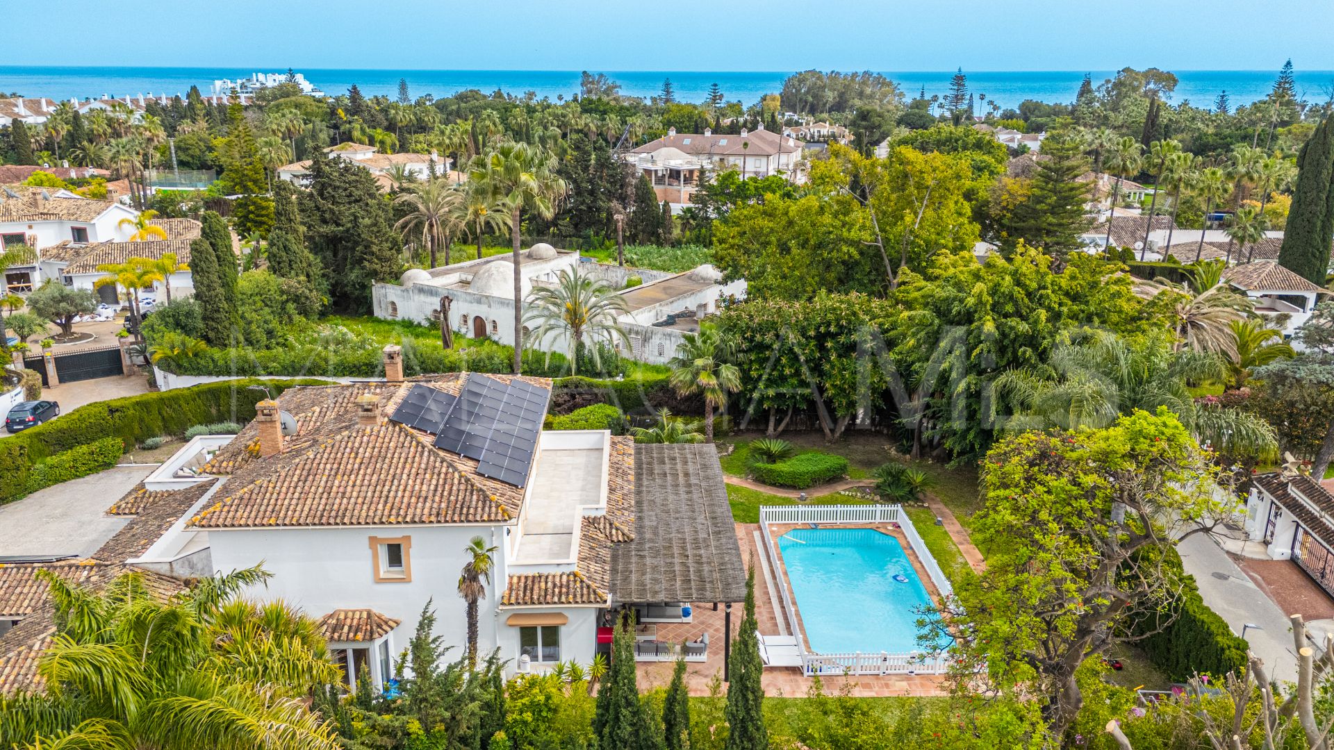 Villa for sale in Guadalmina Baja