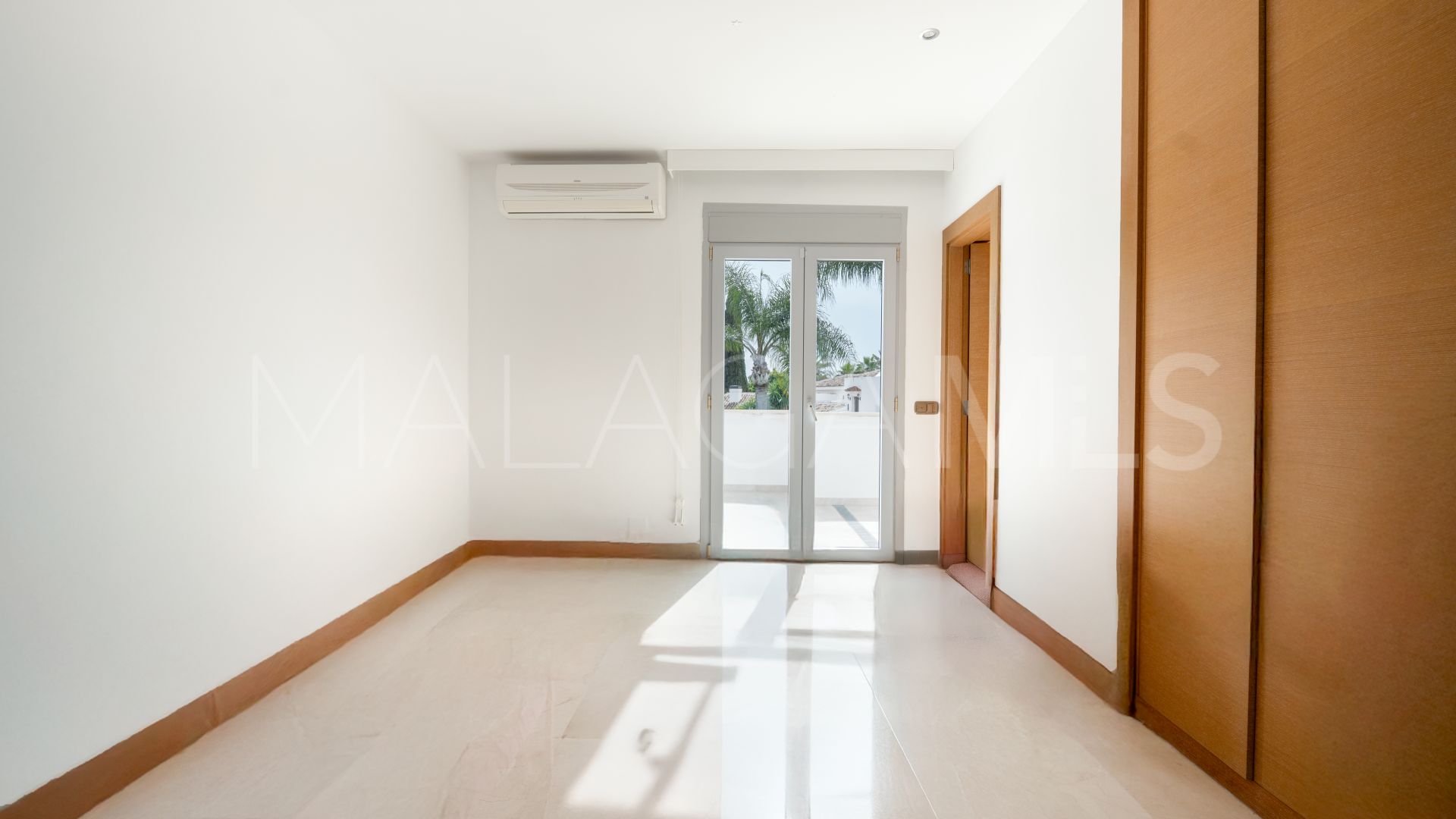Villa for sale in Guadalmina Baja