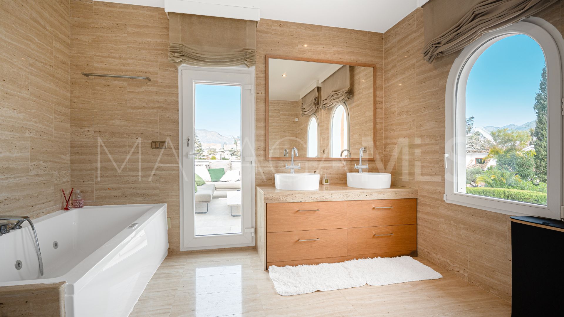 Villa for sale in Guadalmina Baja