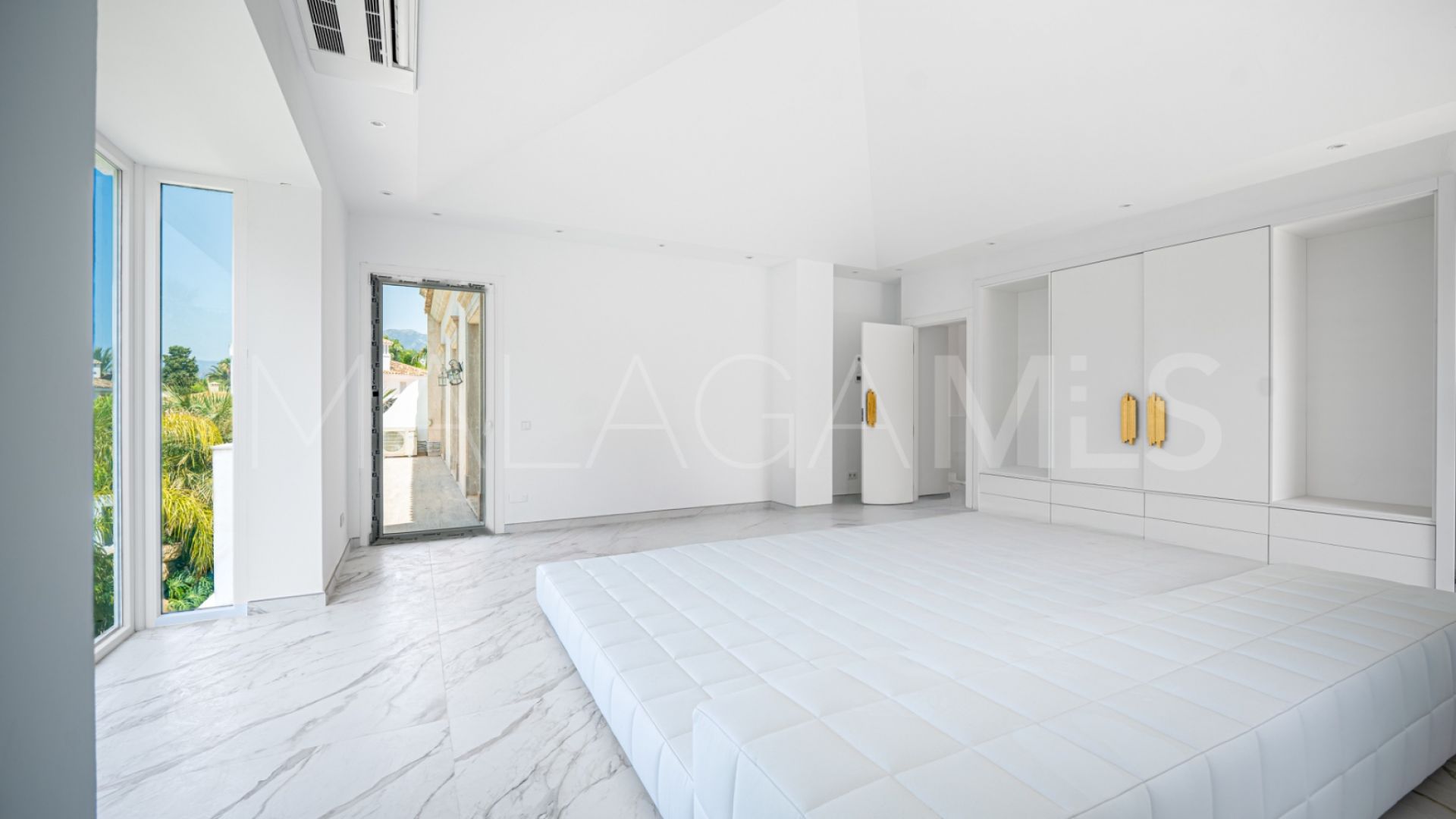 4 bedrooms villa in Marbella East for sale