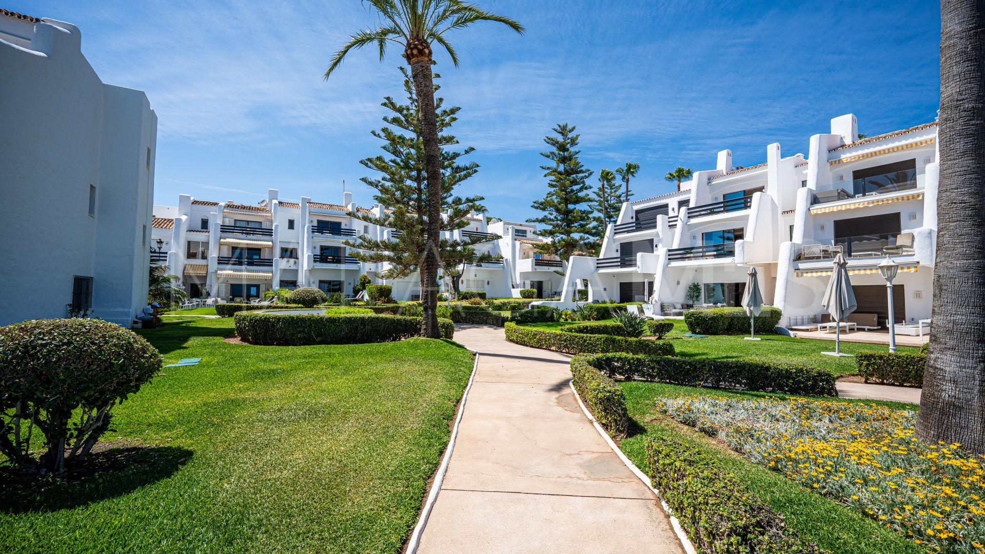 Maison de ville for sale in Beach Side Golden Mile