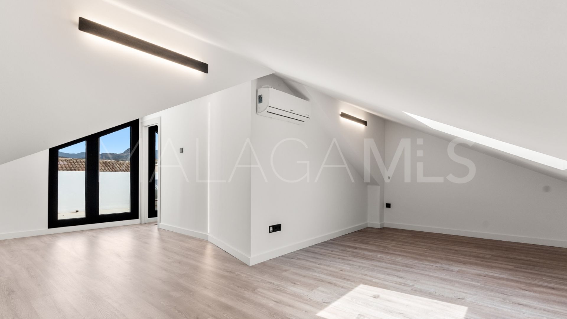 Villa for sale in Estepona