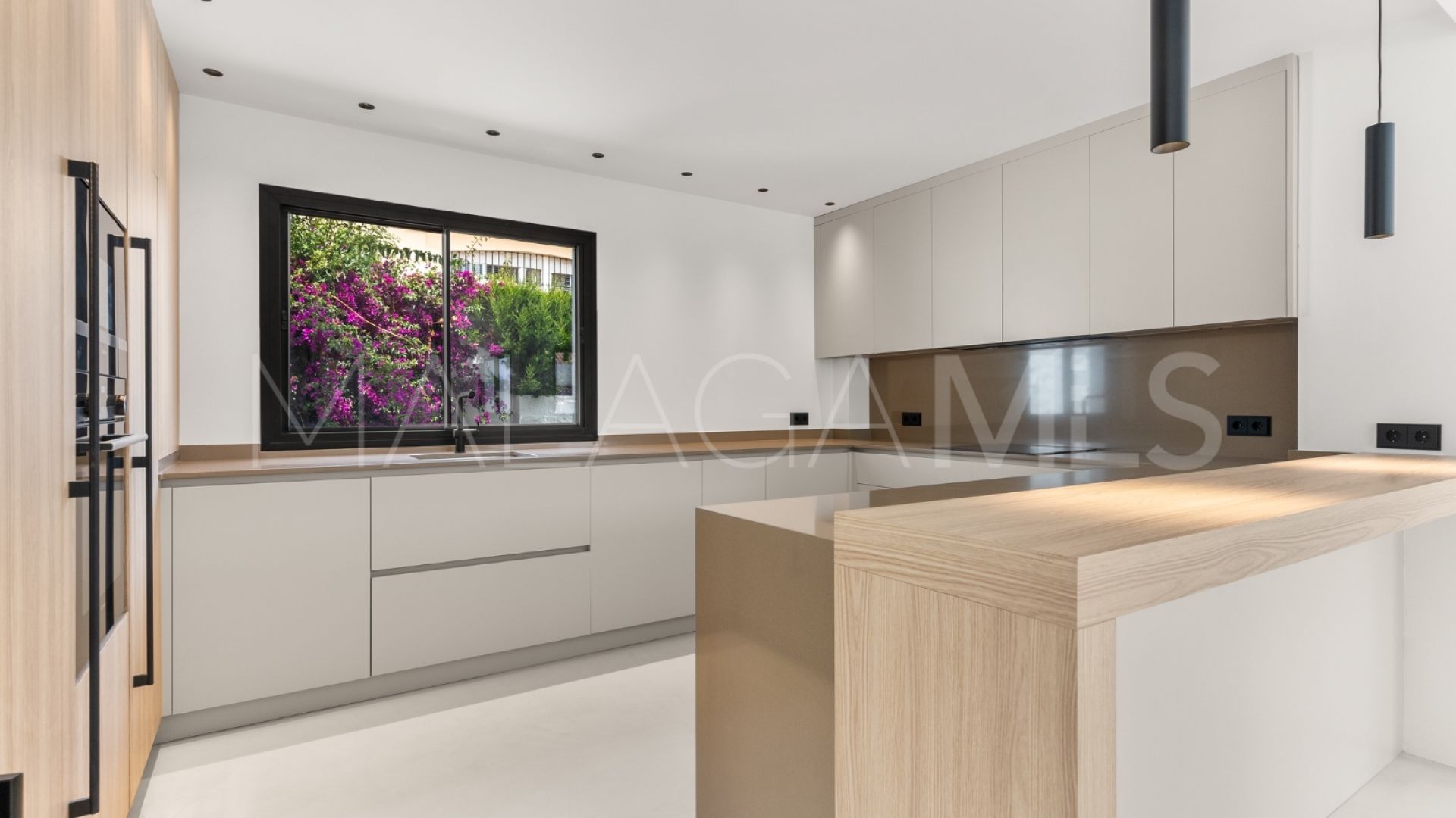 Villa for sale in Estepona