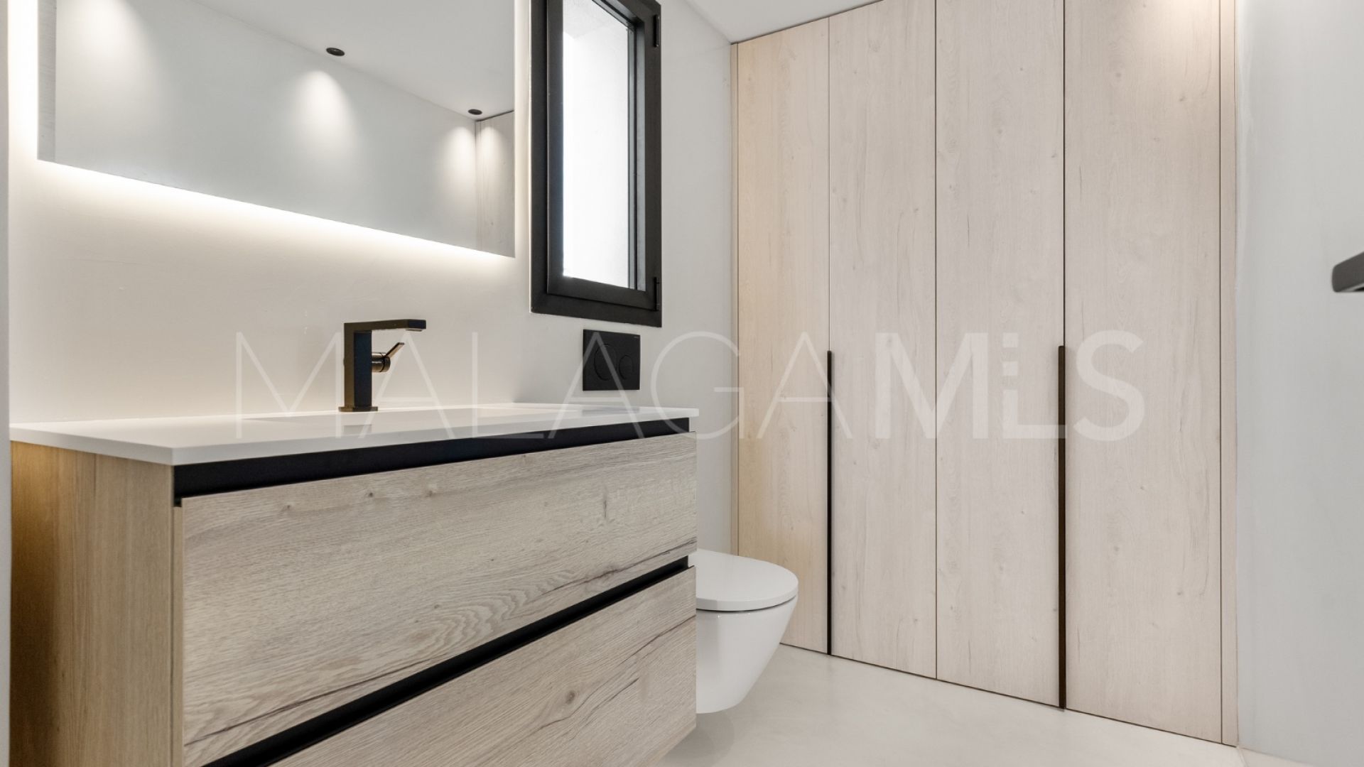 Villa for sale in Estepona