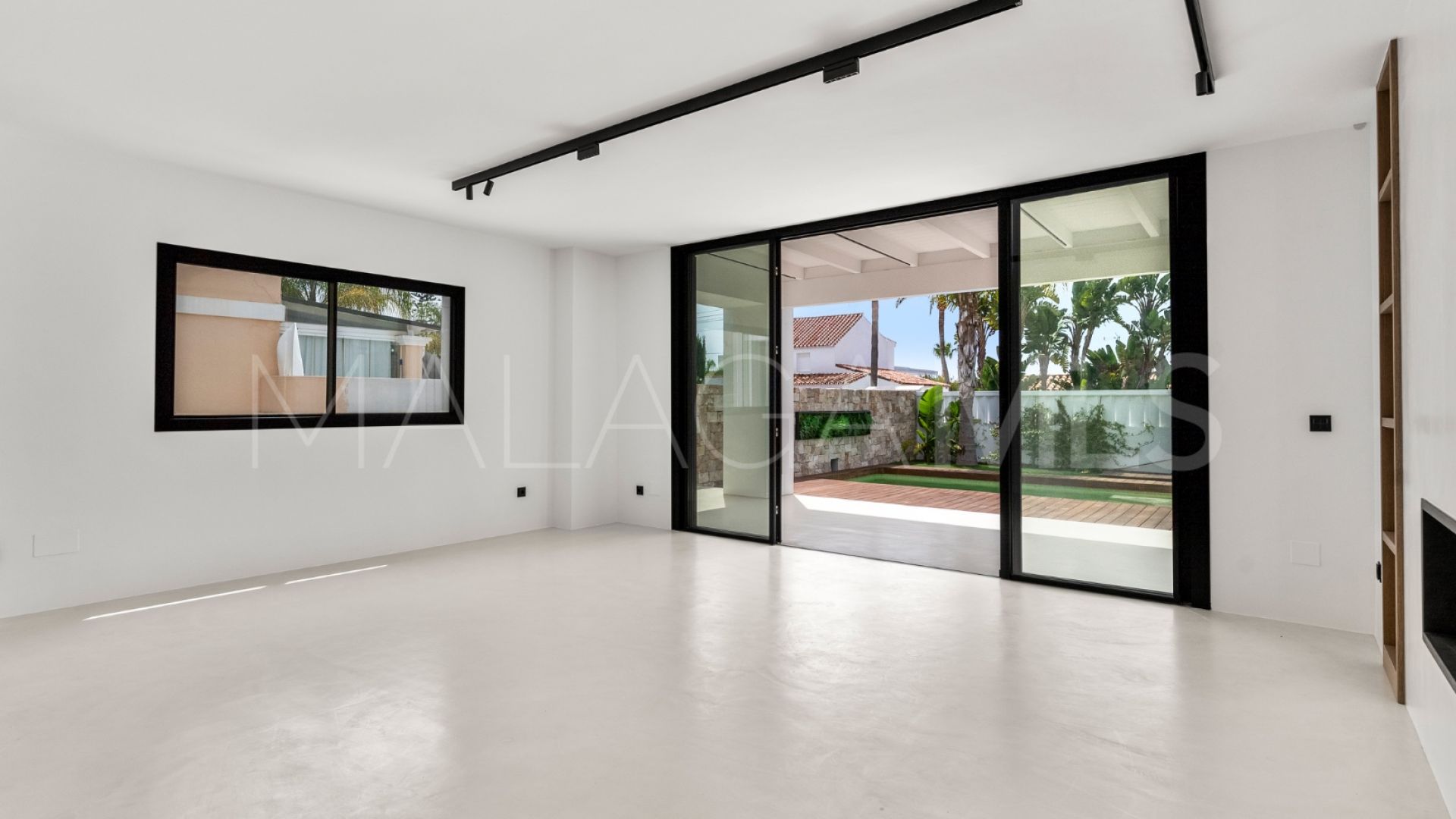 Villa for sale in Estepona