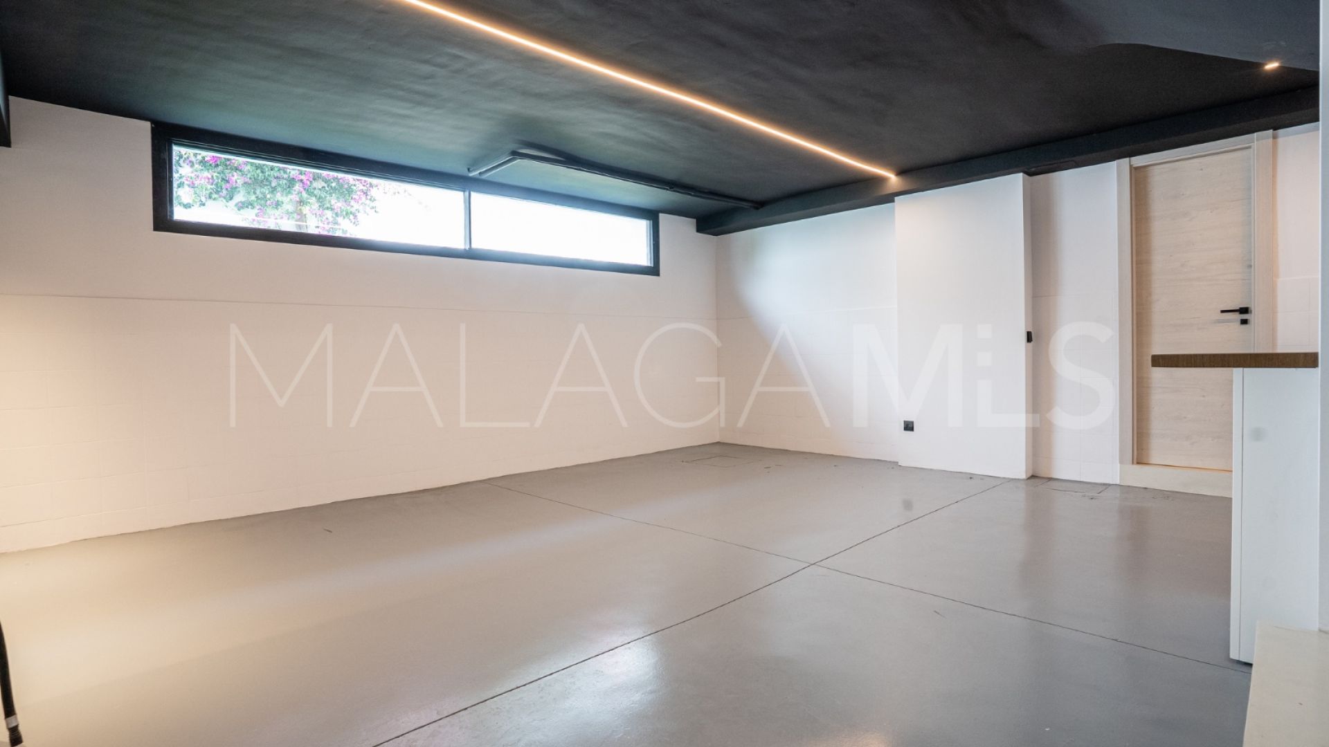 Villa for sale in Estepona