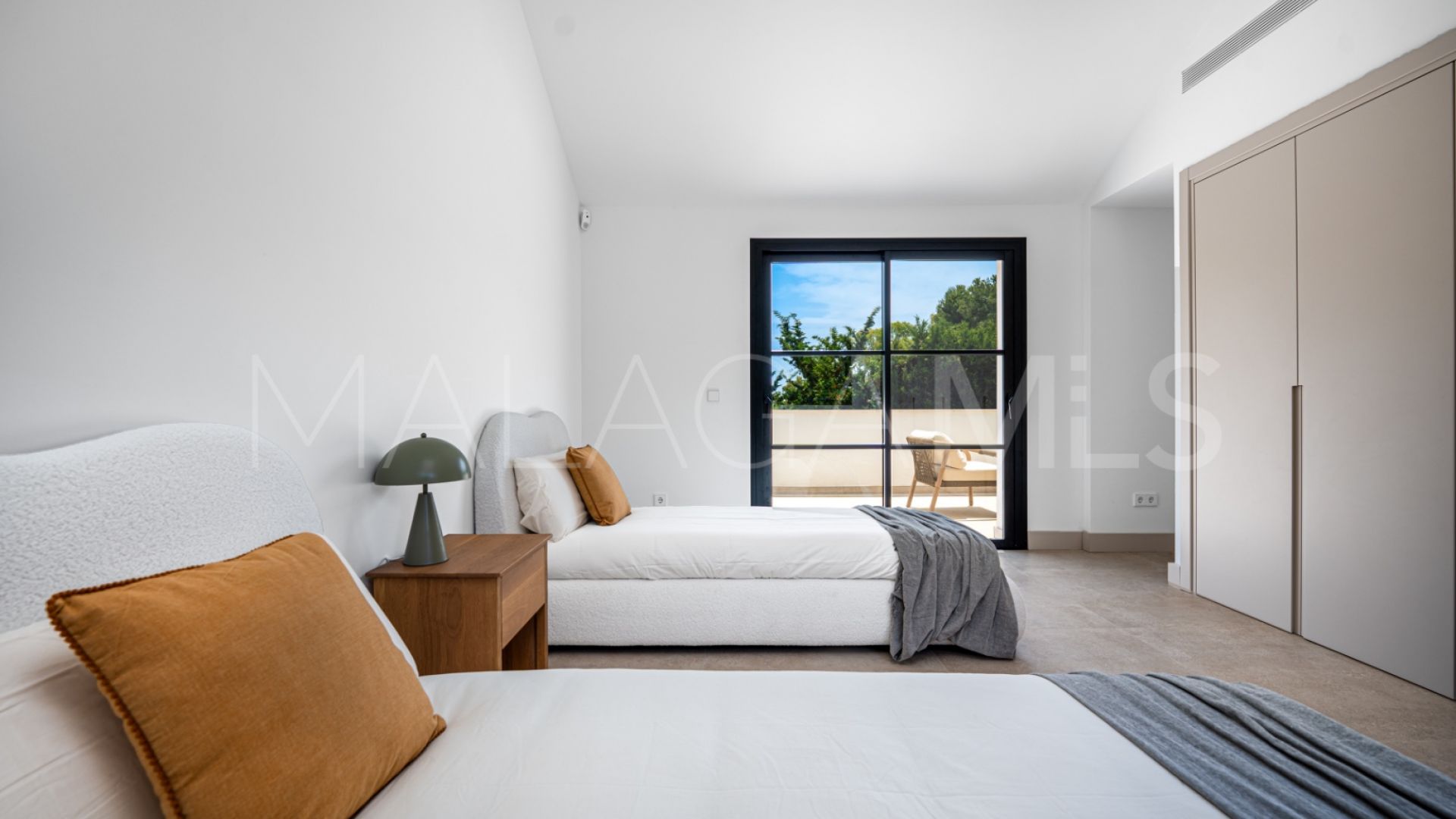 Villa for sale in Benahavis
