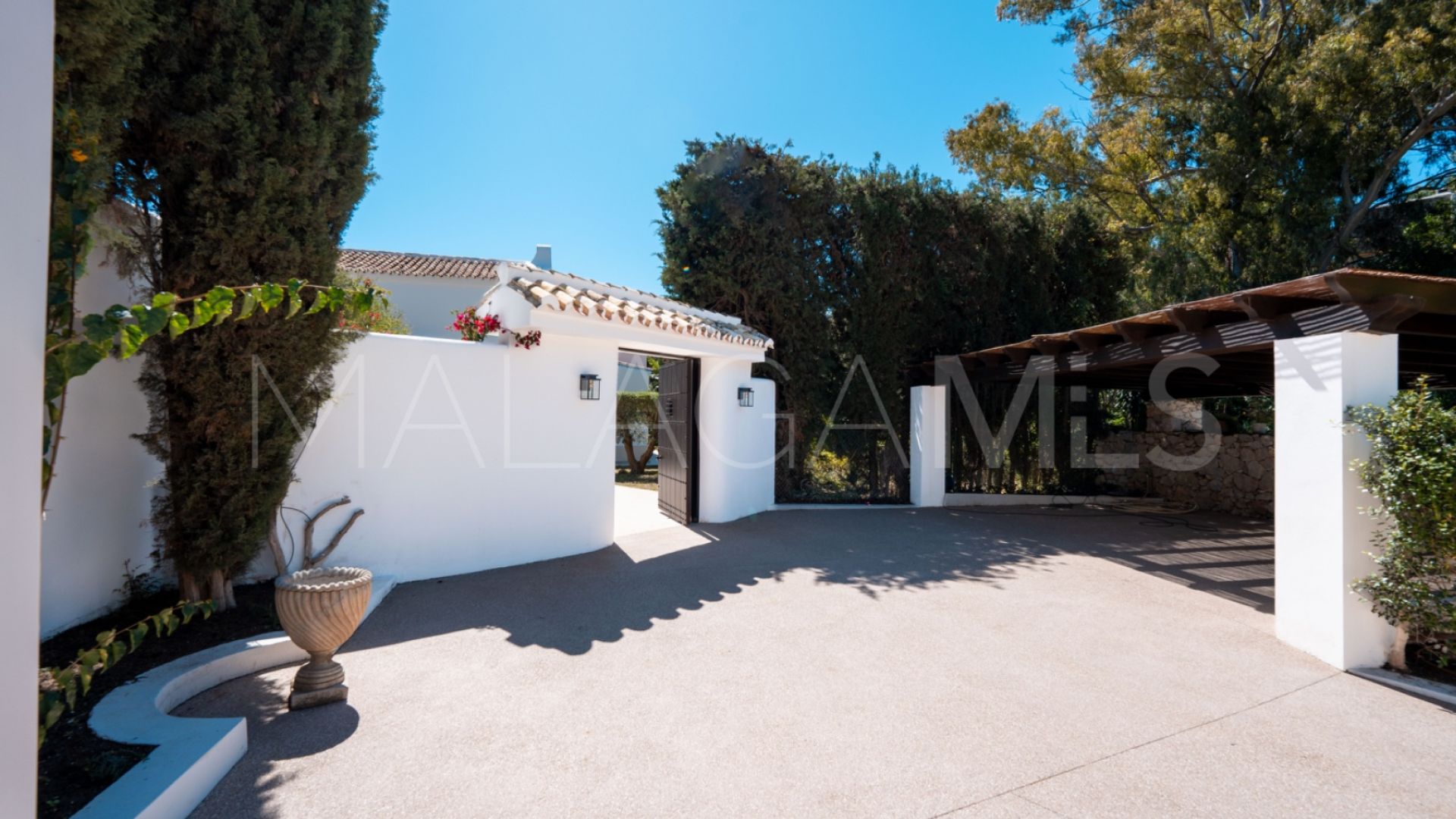 Villa for sale in Benahavis