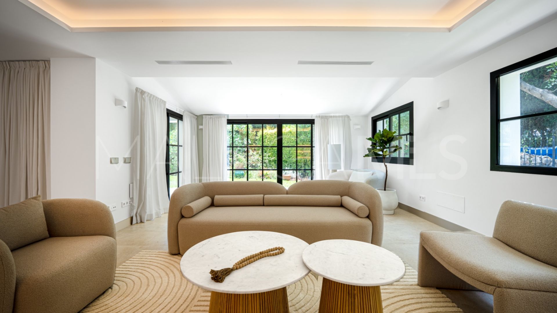 Villa for sale in Benahavis