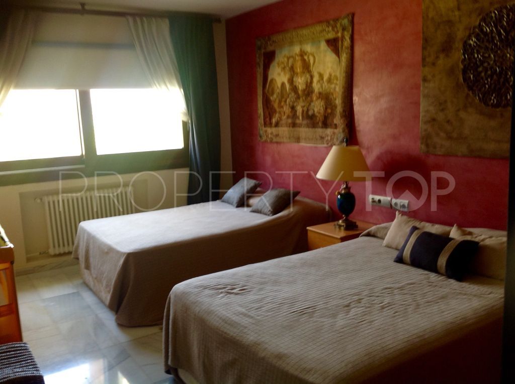 For sale villa in Los Naranjos Country Club with 6 bedrooms
