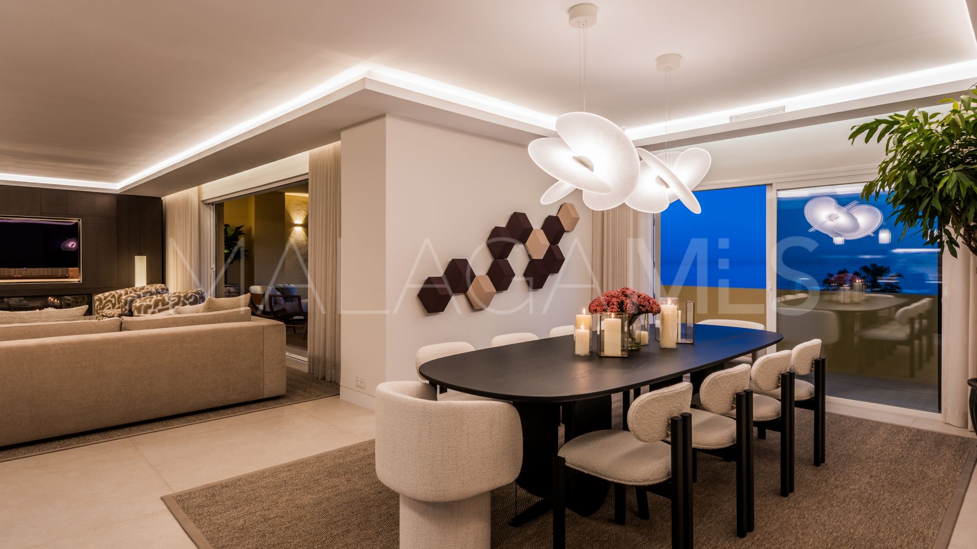 For sale 4 bedrooms penthouse in Rio Real