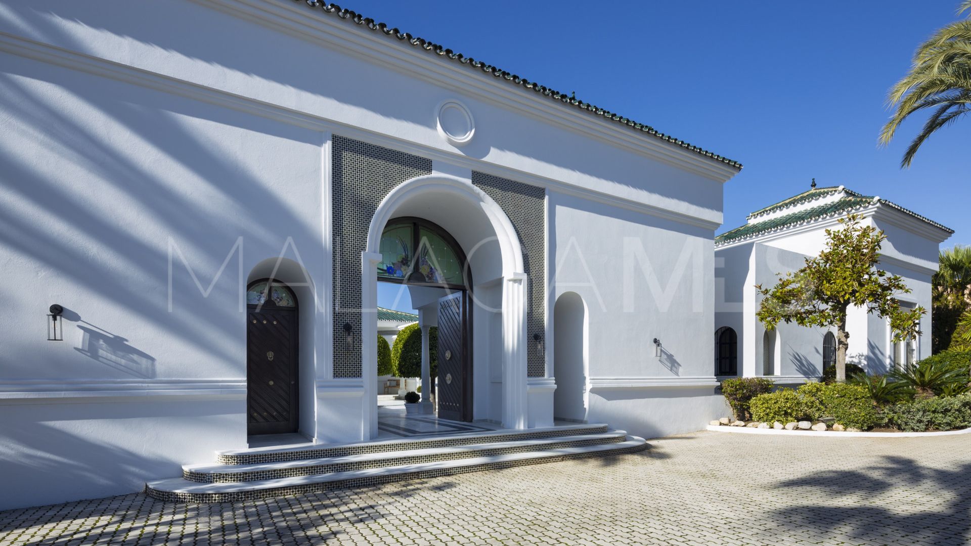 Villa for sale in Nueva Andalucia