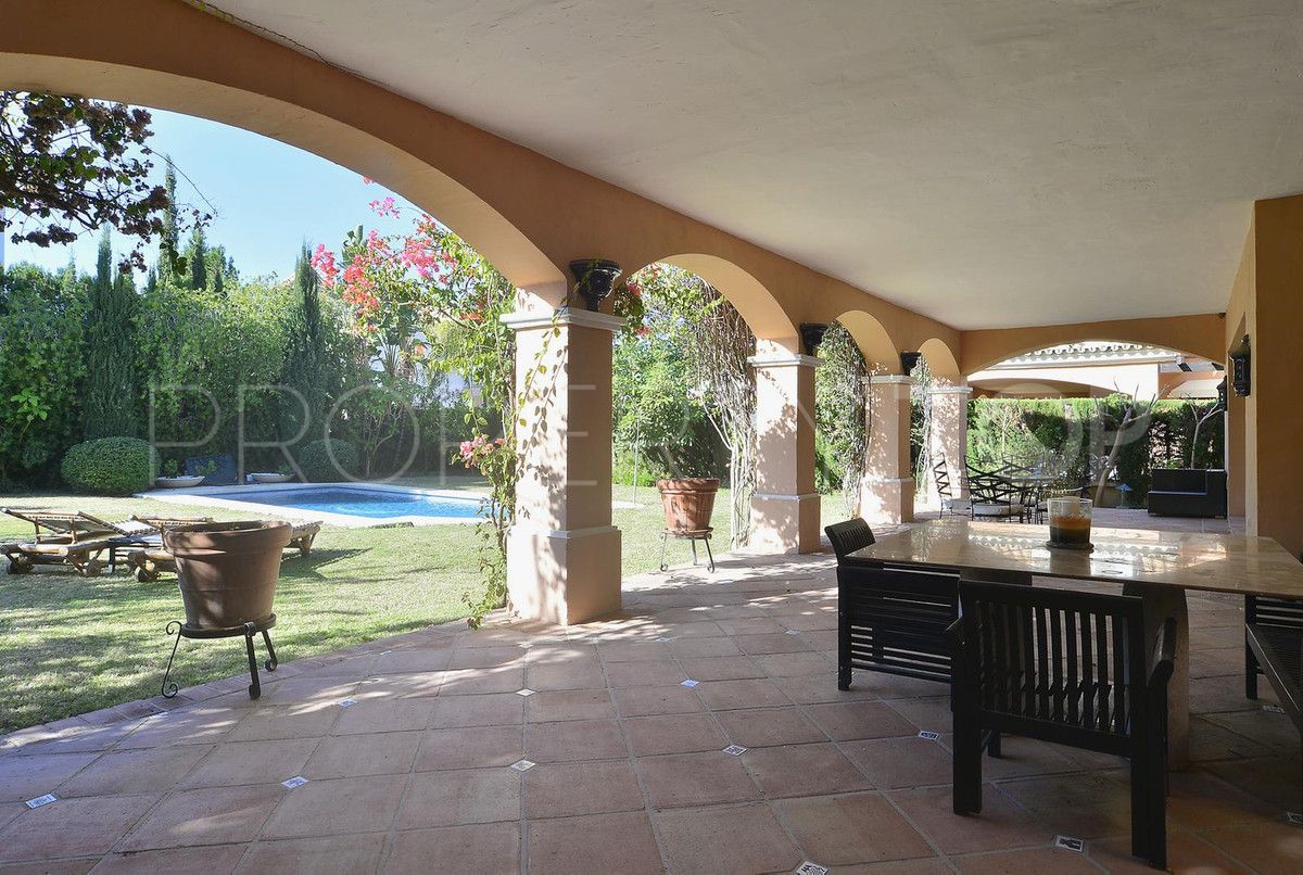For sale villa in Nueva Andalucia with 4 bedrooms