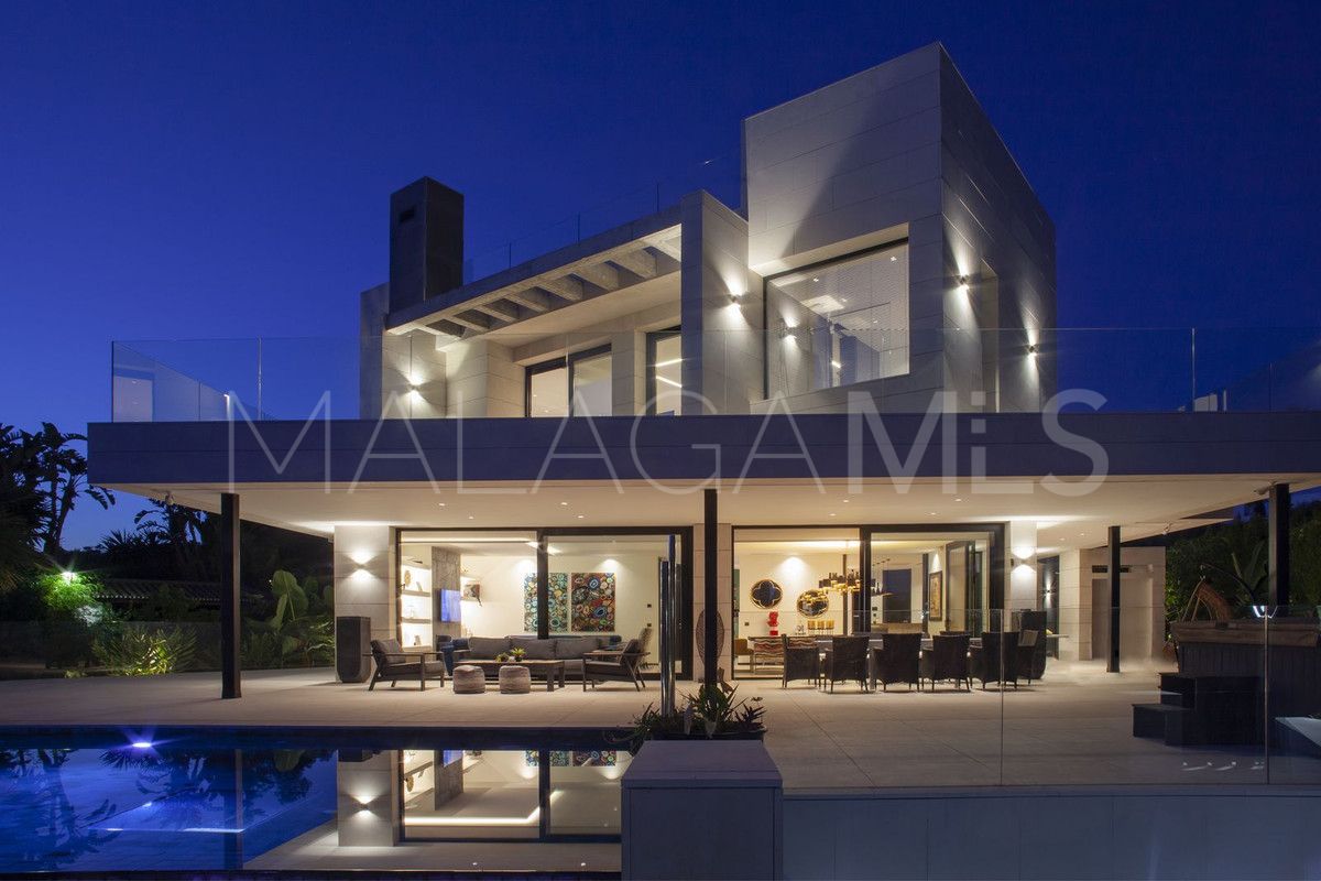 Buy villa with 7 bedrooms in Nueva Andalucia