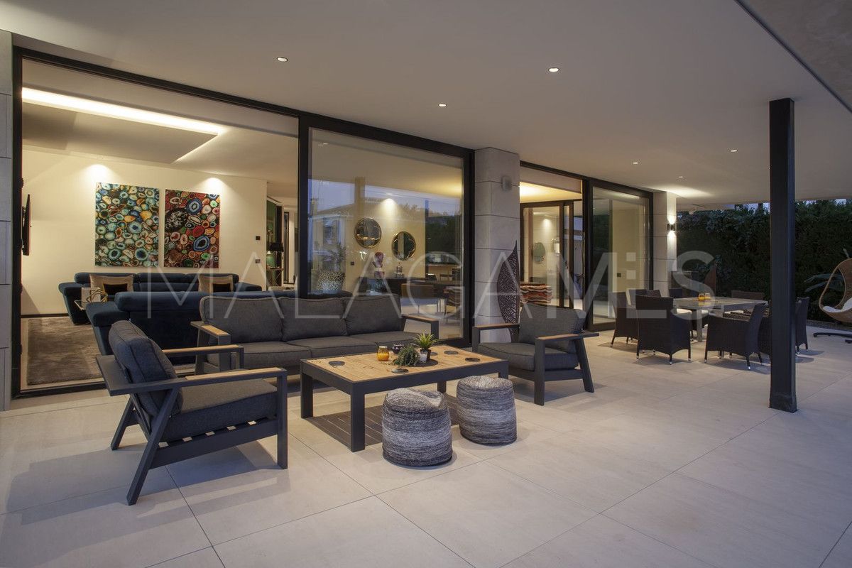 Buy villa with 7 bedrooms in Nueva Andalucia