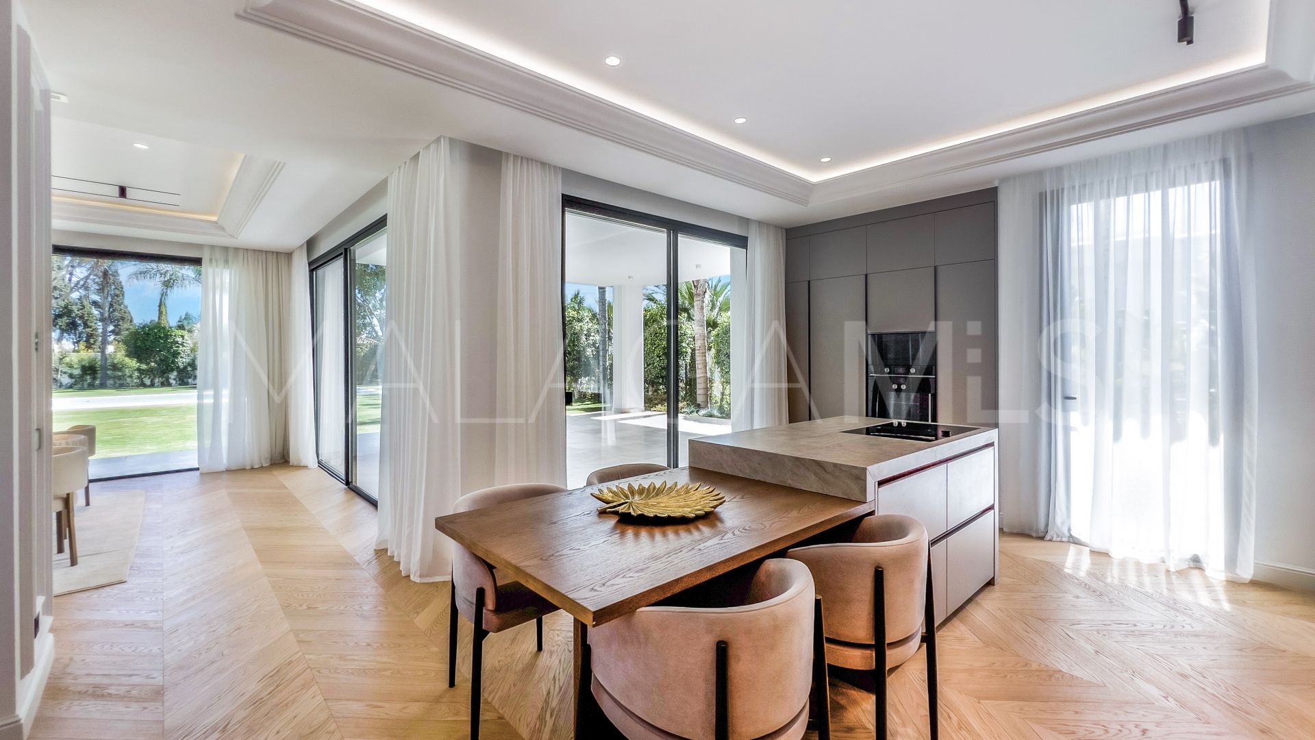 Se vende casa with 6 bedrooms in Las Lomas de Marbella