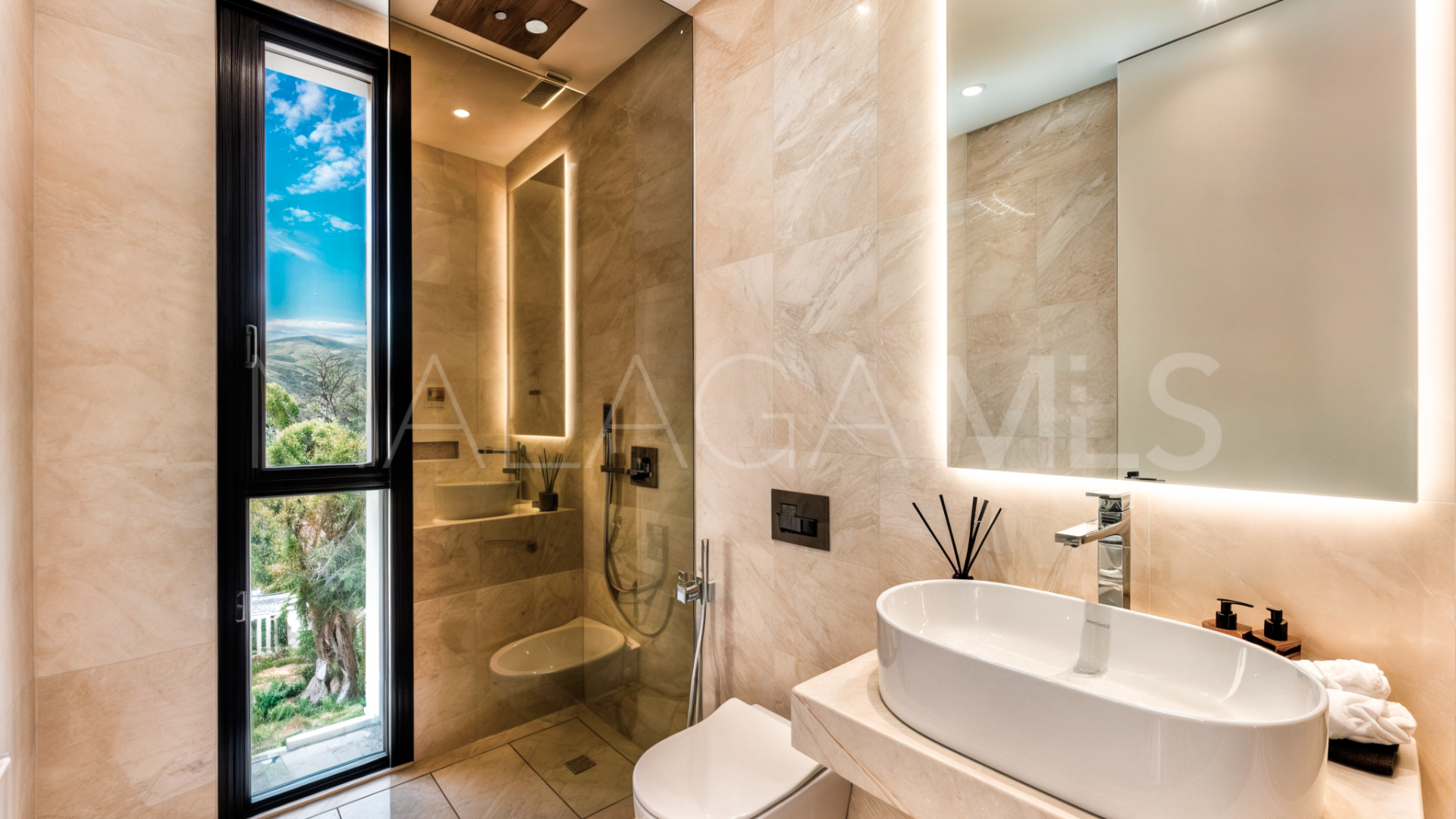 Se vende casa with 6 bedrooms in Las Lomas de Marbella