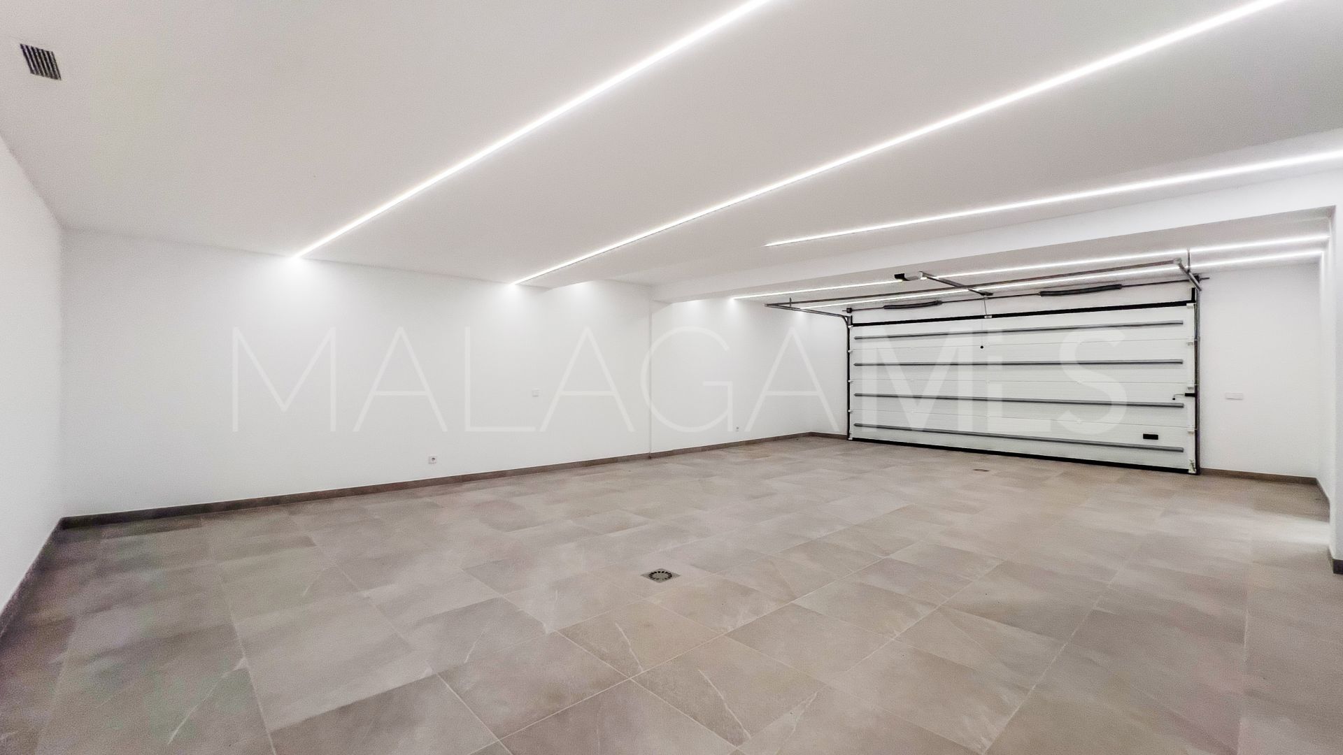 Se vende casa with 6 bedrooms in Las Lomas de Marbella