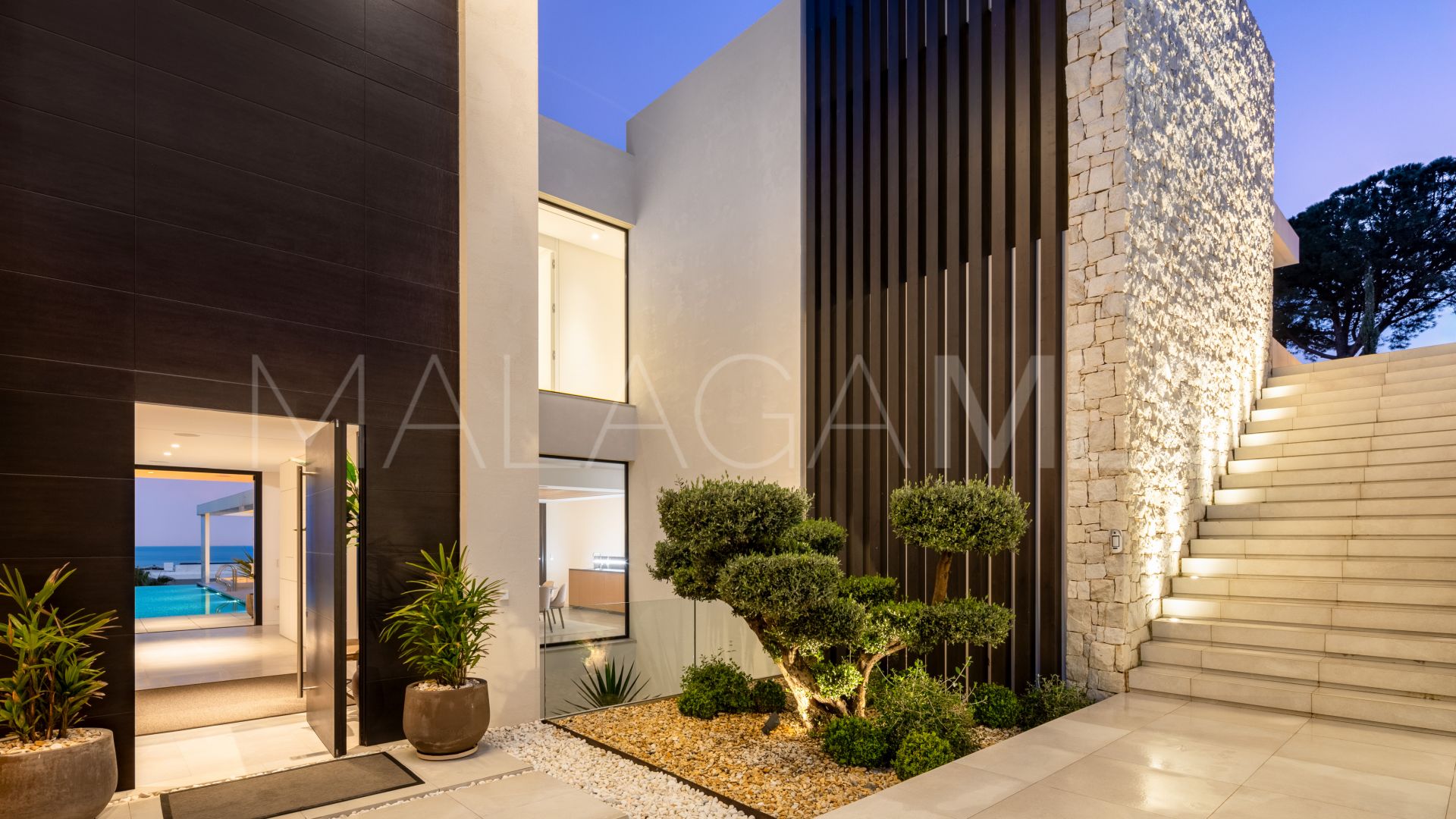Buy villa in El Madroñal