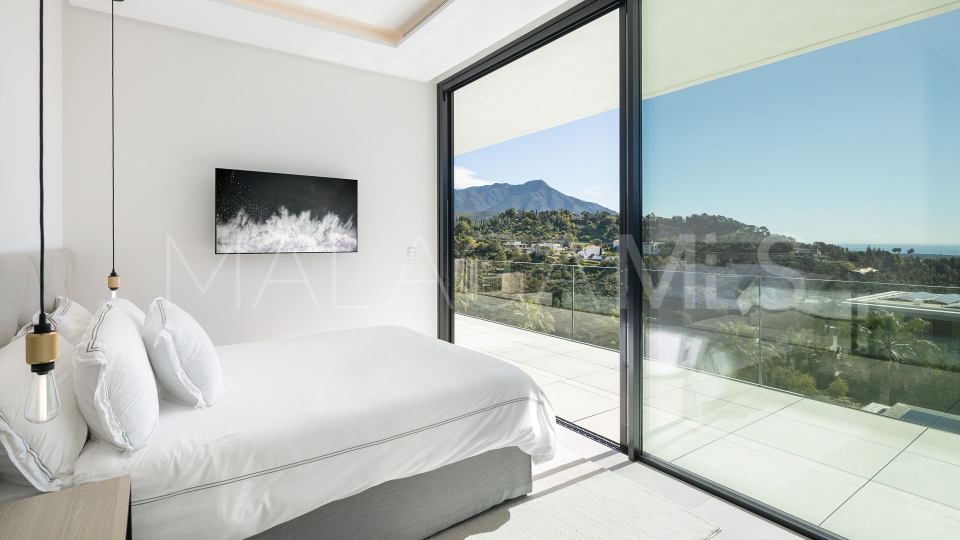Buy villa in El Madroñal