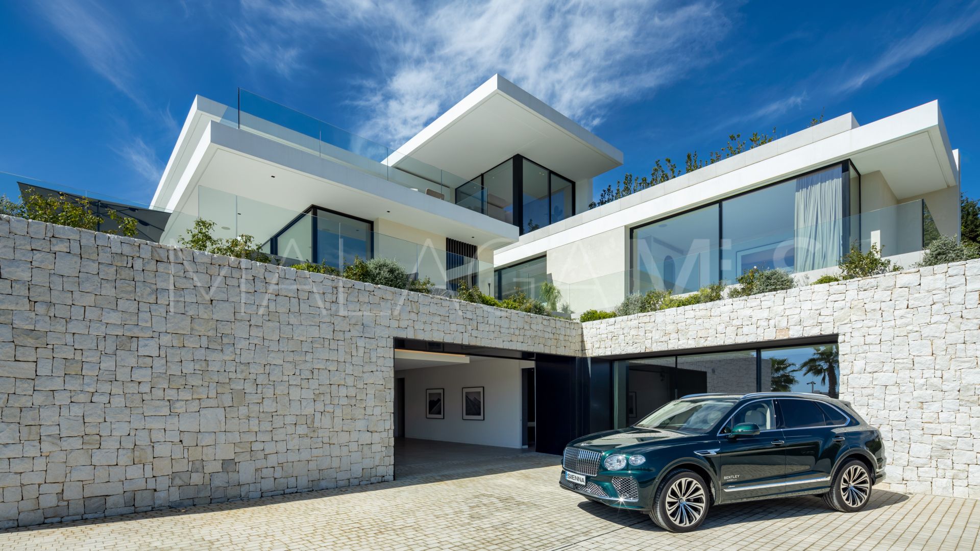 Buy villa in El Madroñal