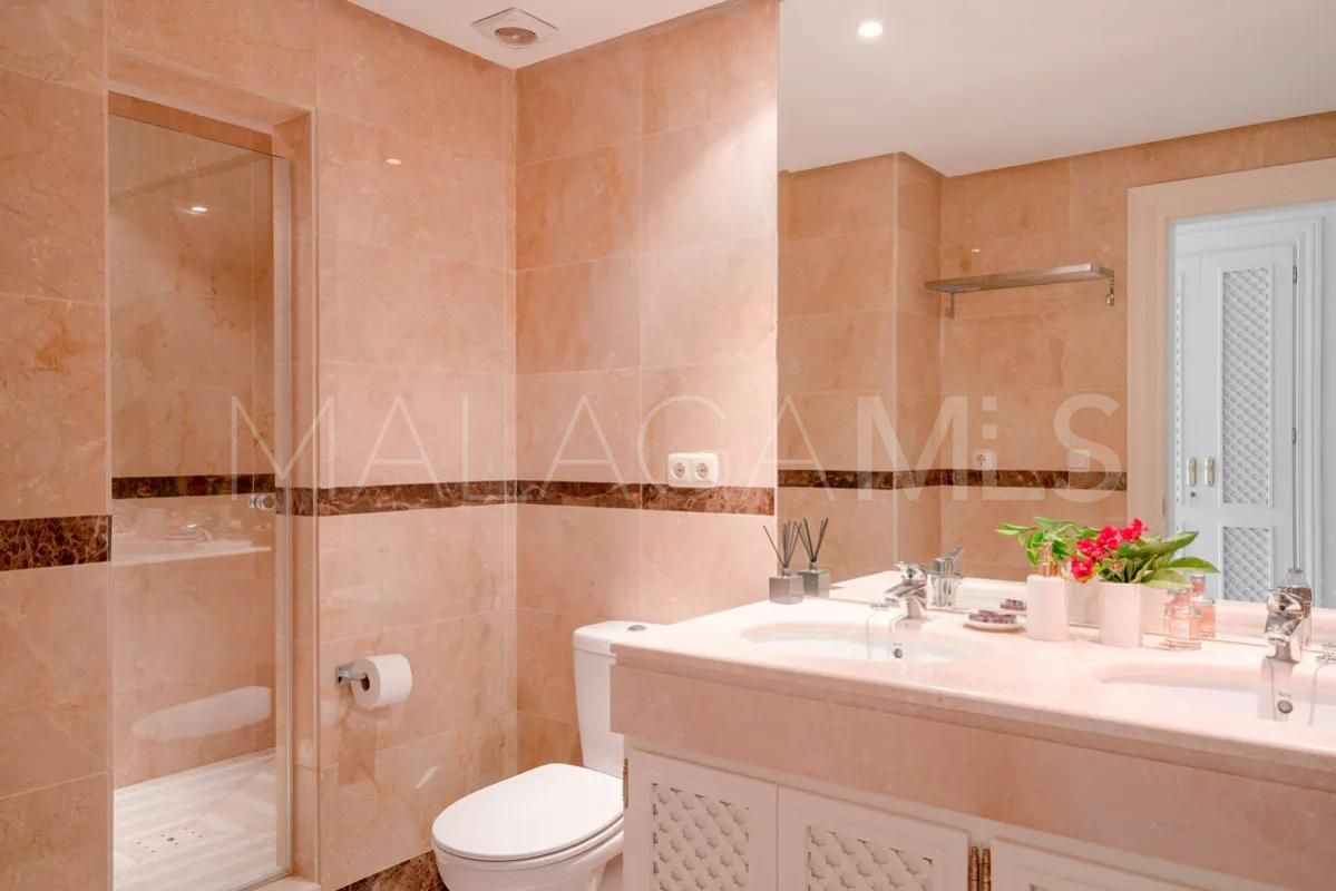 For sale 2 bedrooms penthouse in Alminar de Marbella