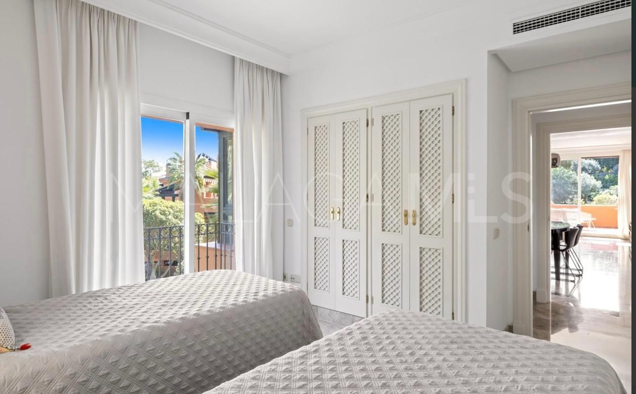 For sale 2 bedrooms penthouse in Alminar de Marbella