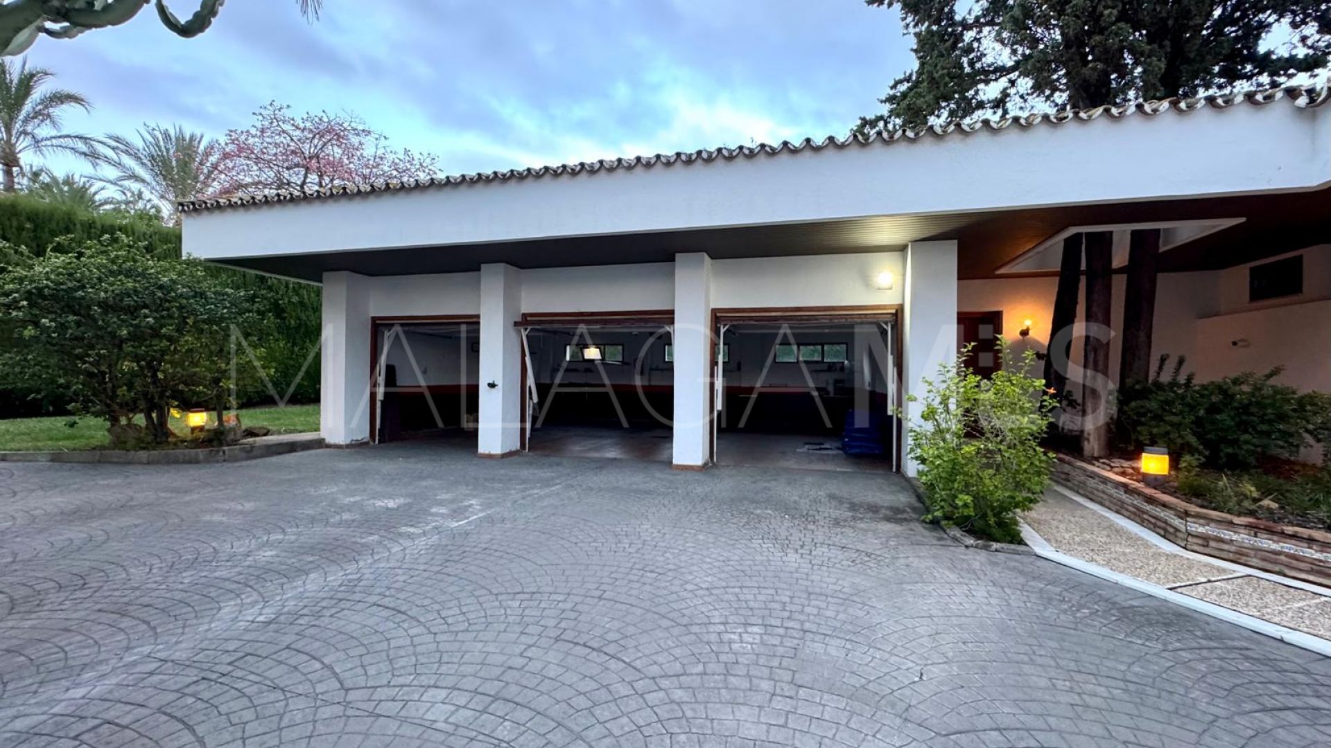 Villa for sale in Guadalmina Baja