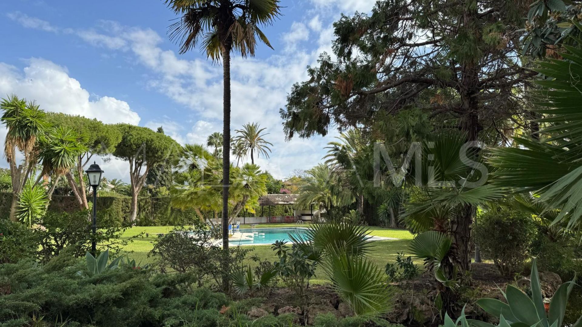 Villa for sale in Guadalmina Baja