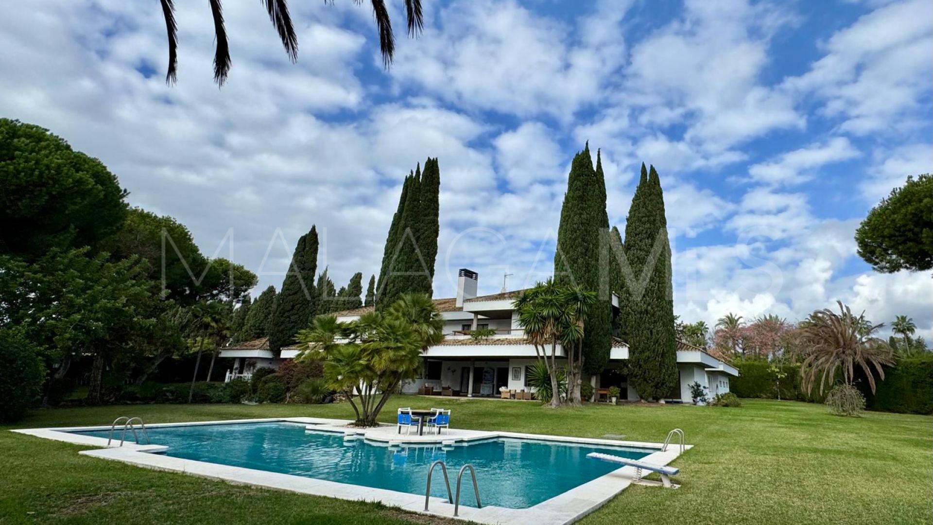 Villa for sale in Guadalmina Baja