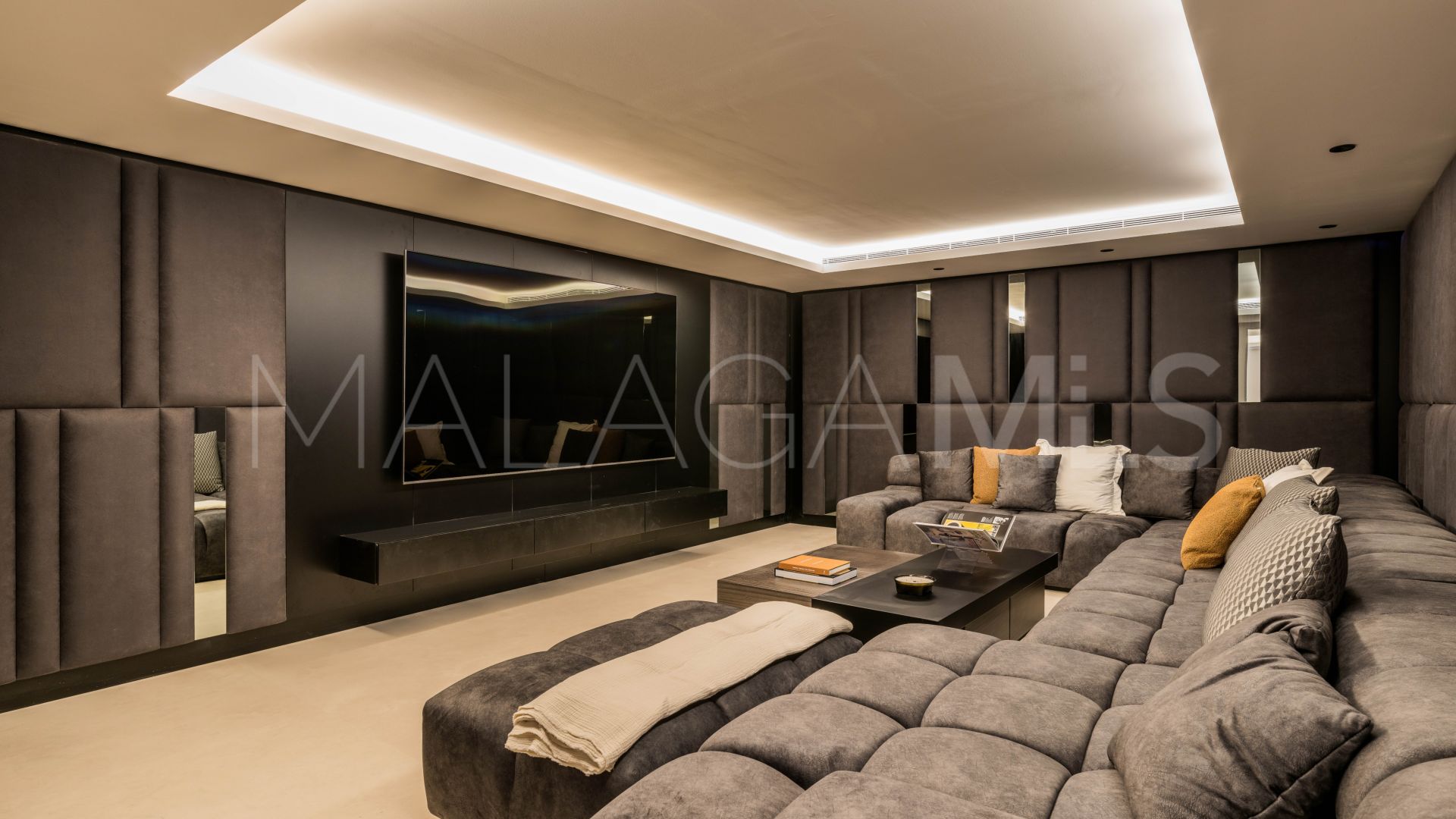 For sale villa in La Quinta with 7 bedrooms