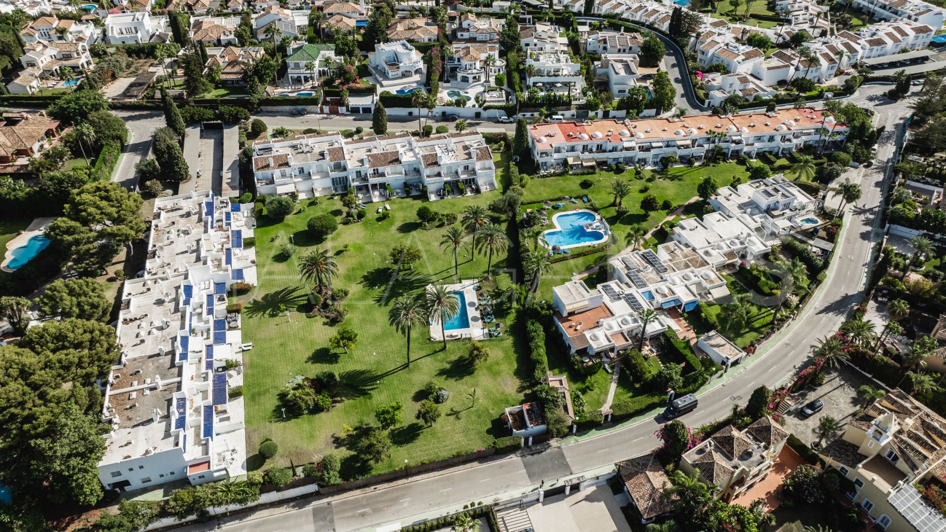 Town house for sale in Nueva Andalucia