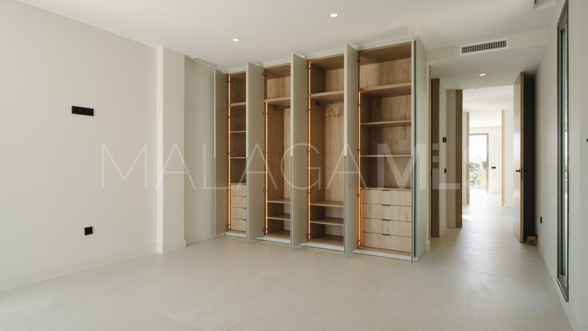 Villa for sale in Estepona