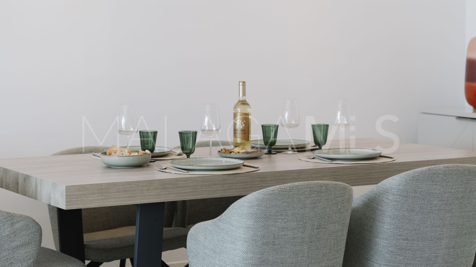 Ground floor apartment for sale in Nueva Andalucia with 3 bedrooms