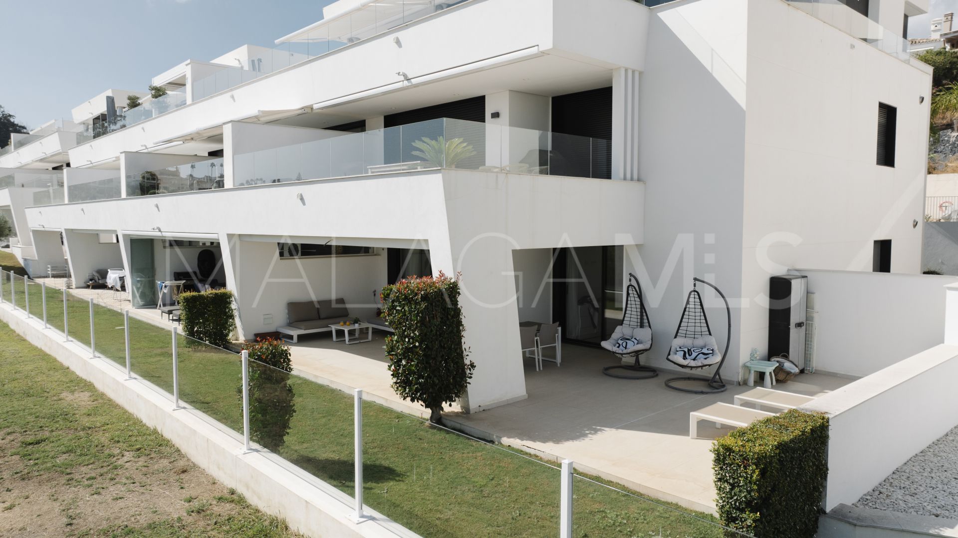 Ground floor apartment for sale in Nueva Andalucia with 3 bedrooms