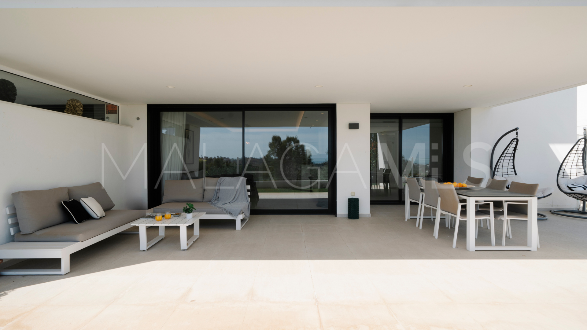 Ground floor apartment for sale in Nueva Andalucia with 3 bedrooms