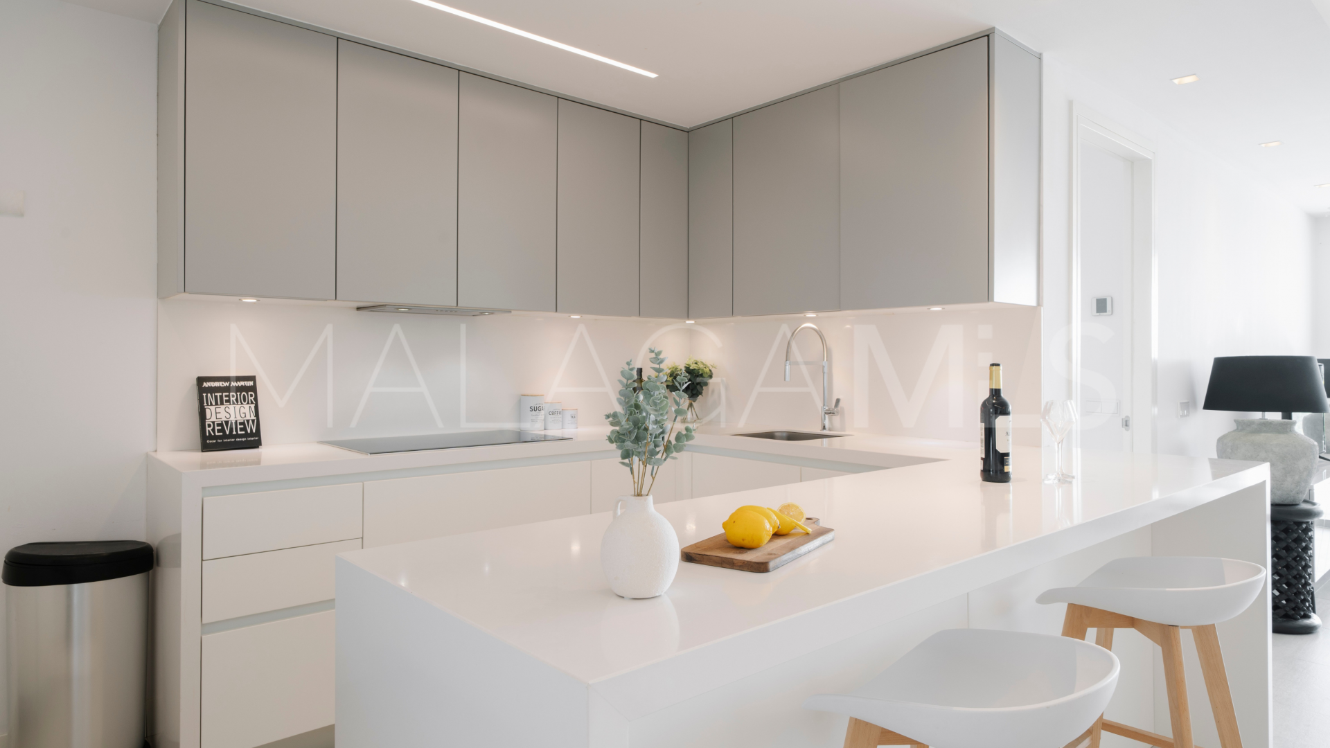 Ground floor apartment for sale in Nueva Andalucia with 3 bedrooms