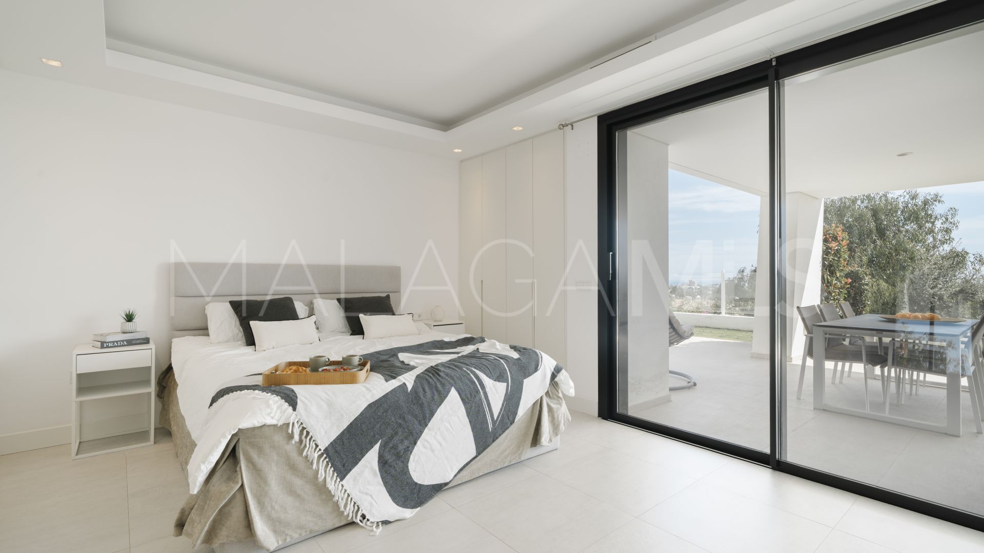 Ground floor apartment for sale in Nueva Andalucia with 3 bedrooms