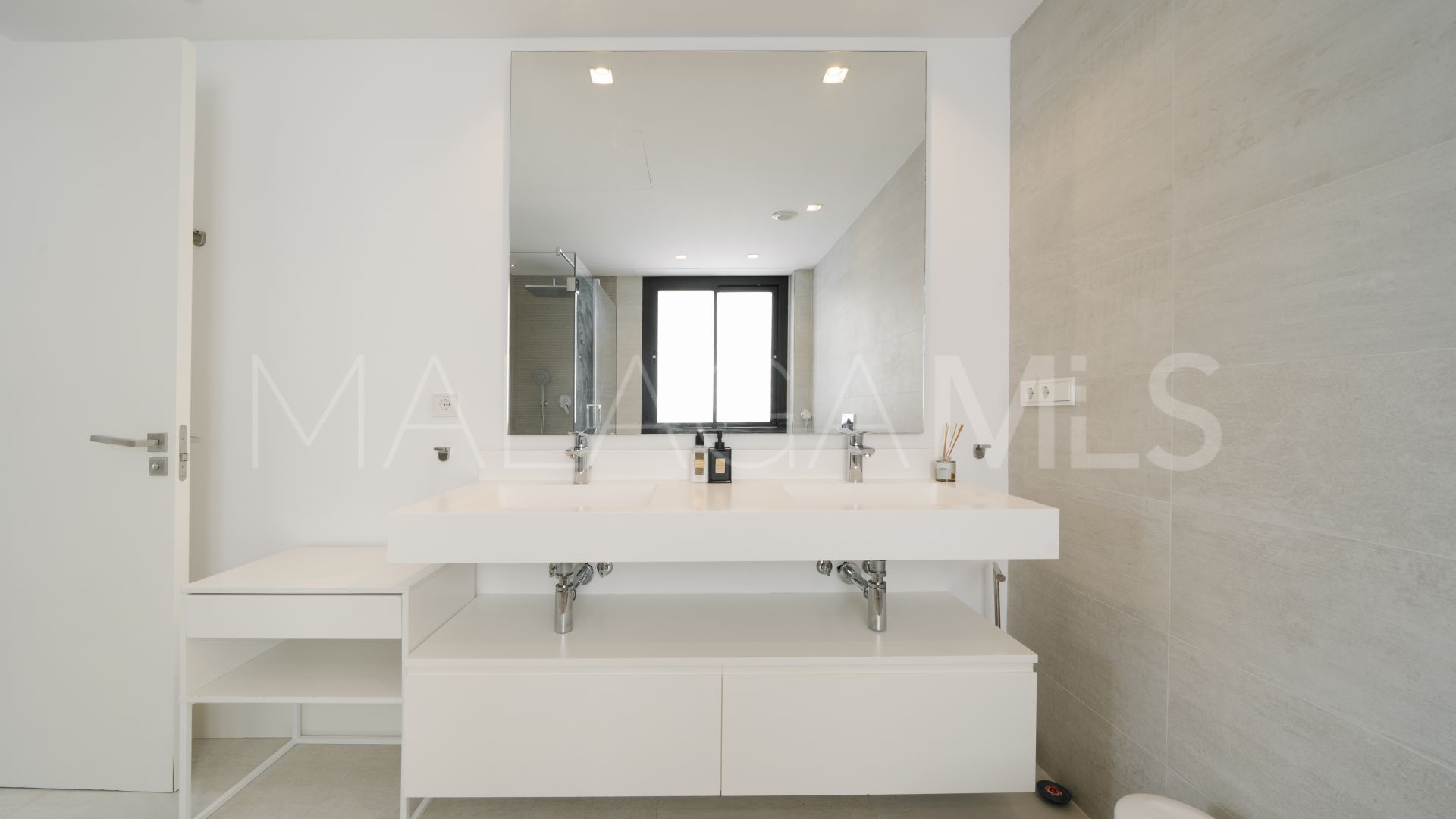 Ground floor apartment for sale in Nueva Andalucia with 3 bedrooms