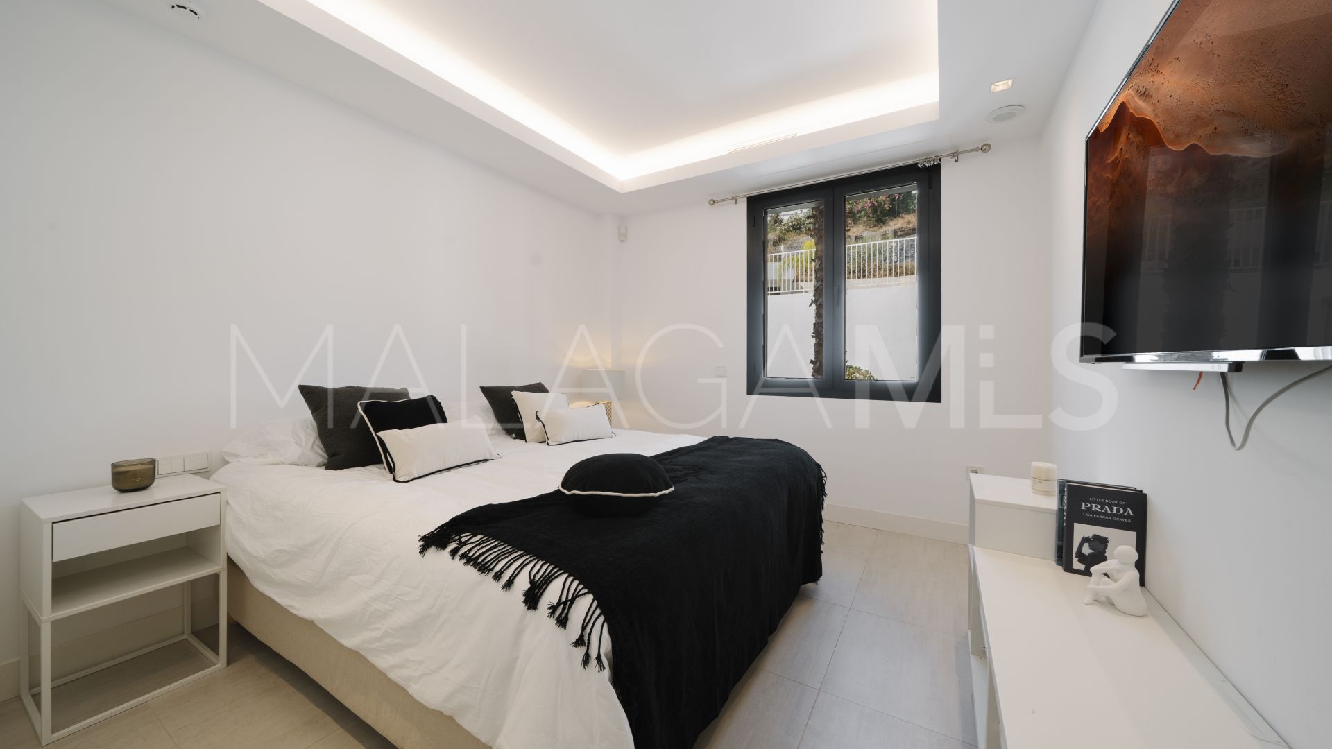 Ground floor apartment for sale in Nueva Andalucia with 3 bedrooms