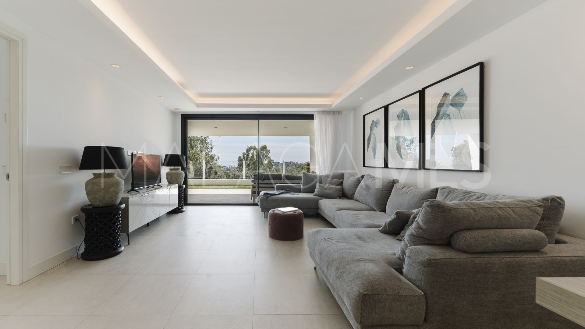 Ground floor apartment for sale in Nueva Andalucia with 3 bedrooms