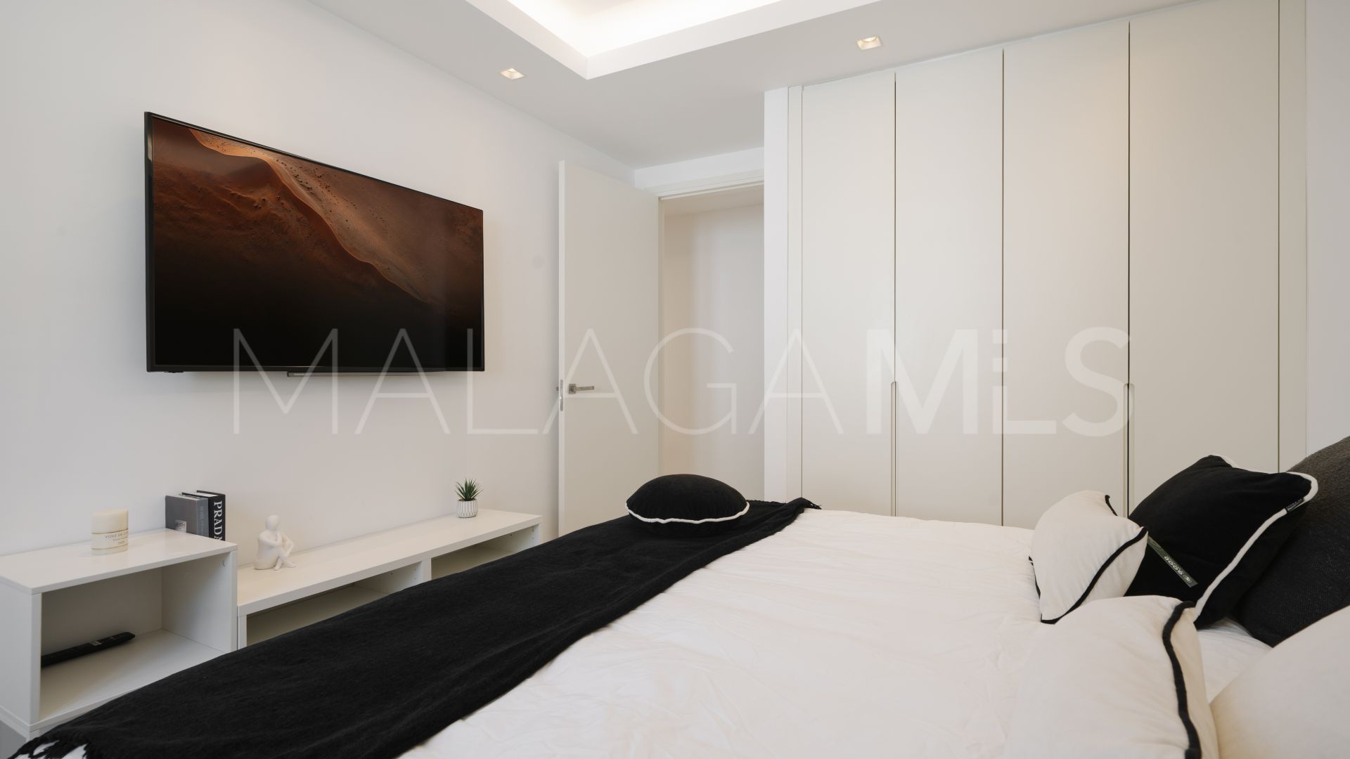 Ground floor apartment for sale in Nueva Andalucia with 3 bedrooms