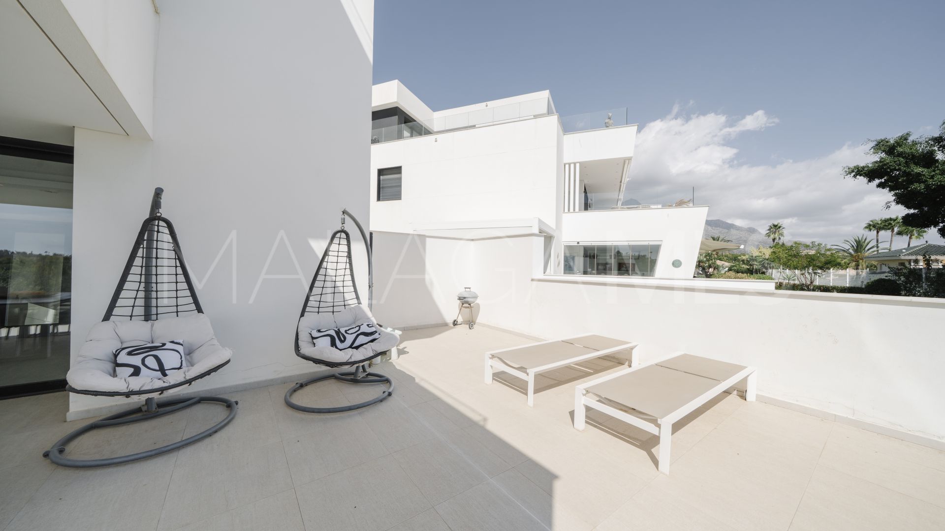 Ground floor apartment for sale in Nueva Andalucia with 3 bedrooms