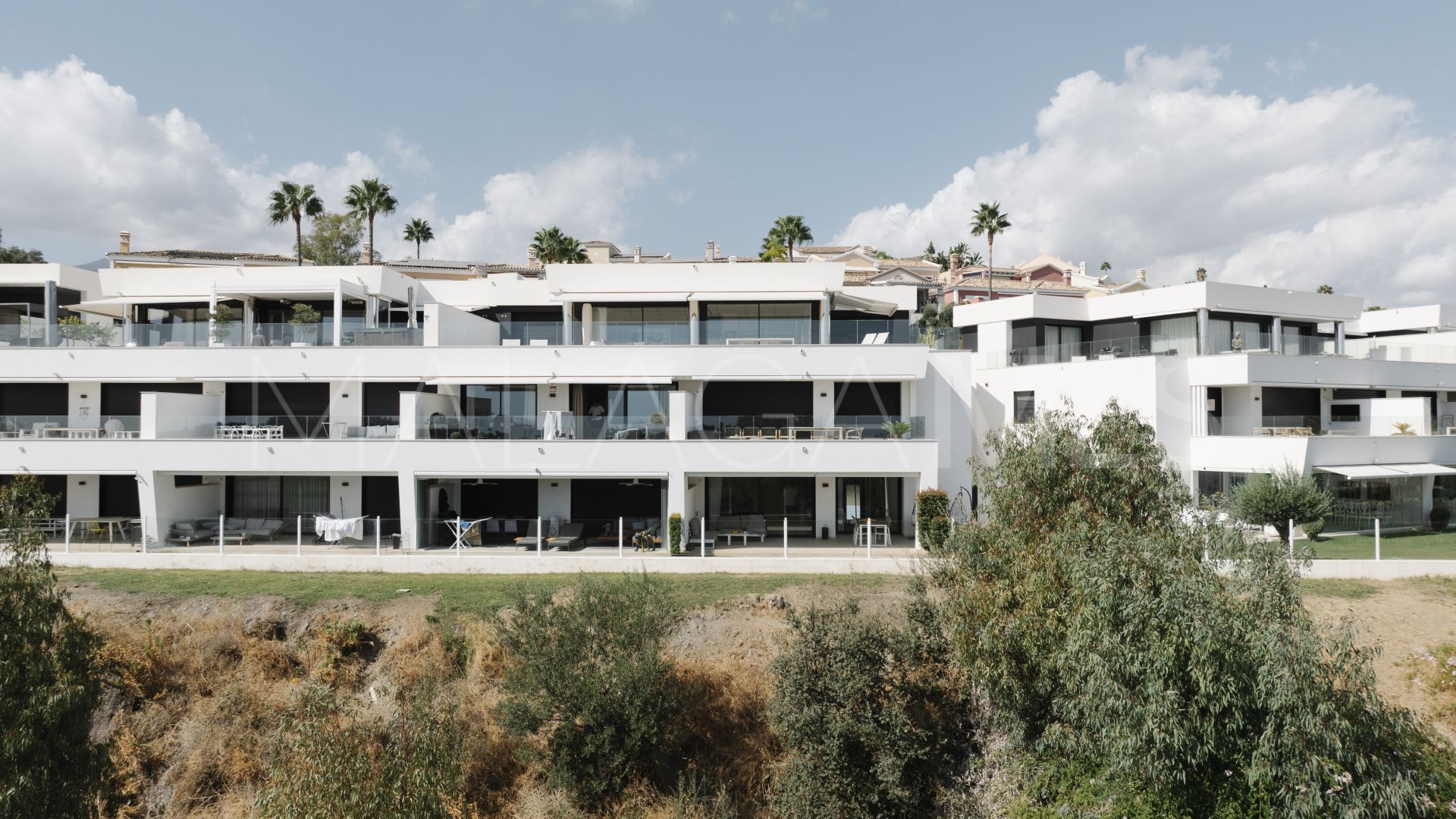 Ground floor apartment for sale in Nueva Andalucia with 3 bedrooms