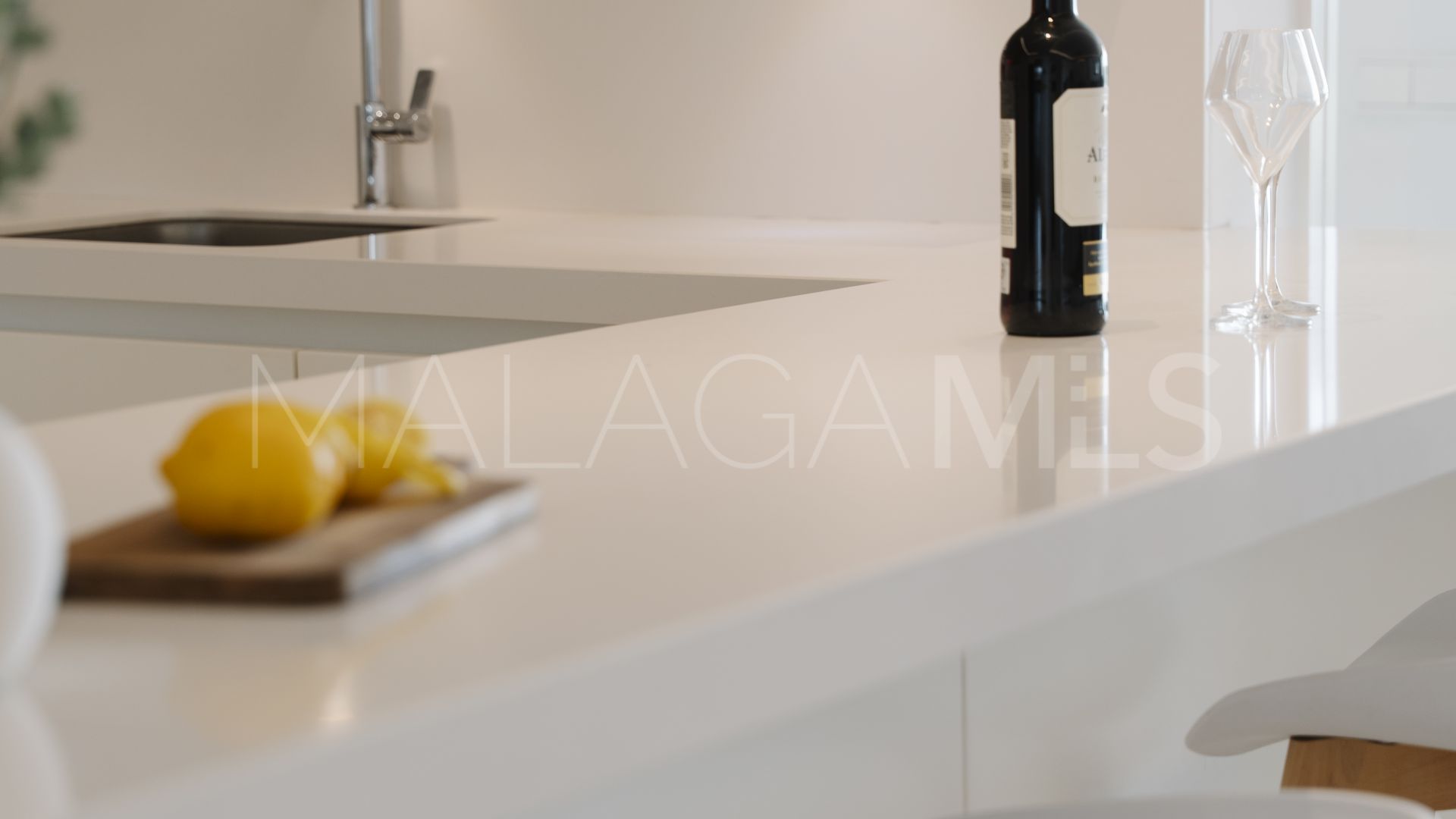 Ground floor apartment for sale in Nueva Andalucia with 3 bedrooms